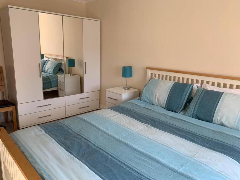 Cheerful 3 bedroom home close to beach and High St view 2