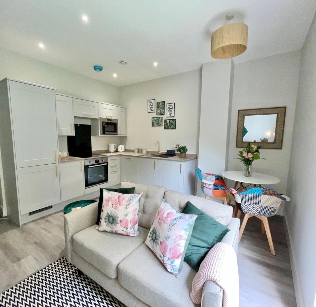 Gorgeous New 1 Bed, Town Centre,Parking,Garden view 3