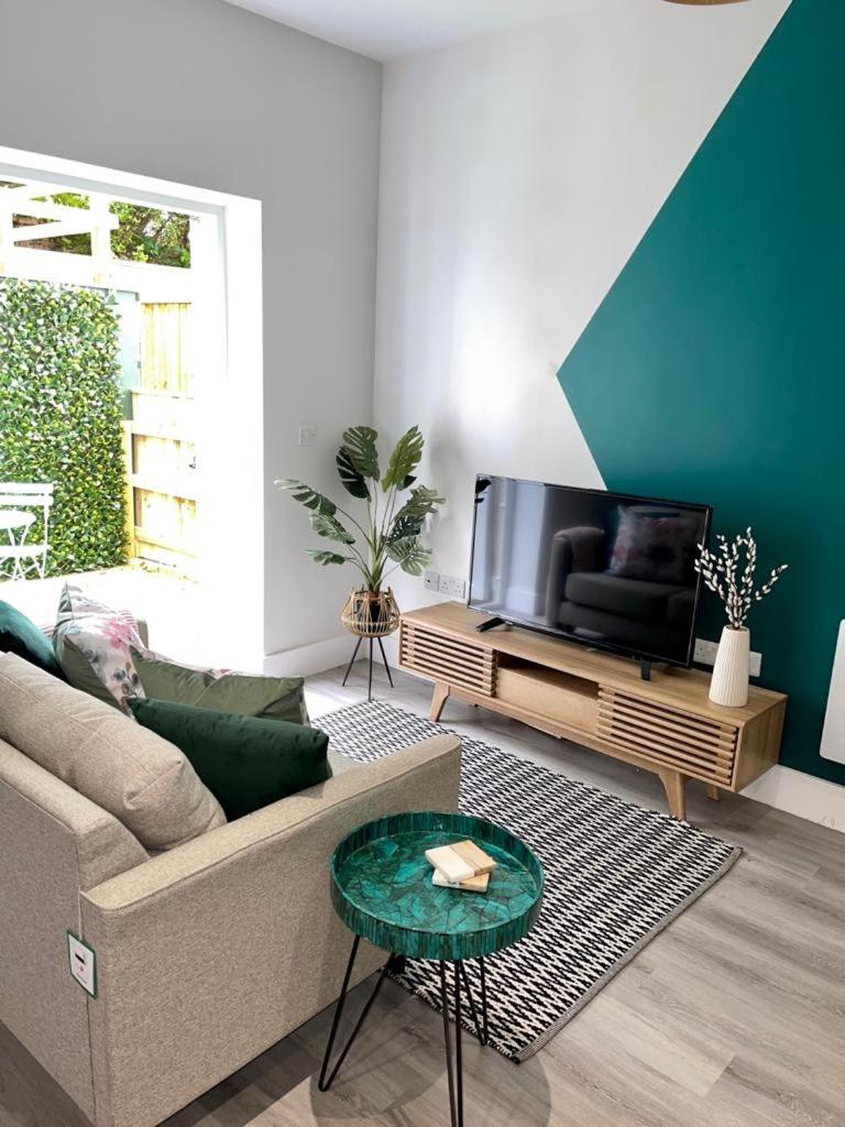 Gorgeous New 1 Bed, Town Centre,Parking,Garden view 4