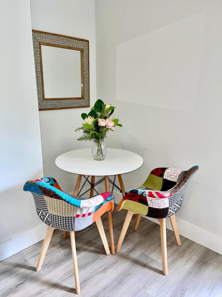 Gorgeous New 1 Bed, Town Centre,Parking,Garden view 5