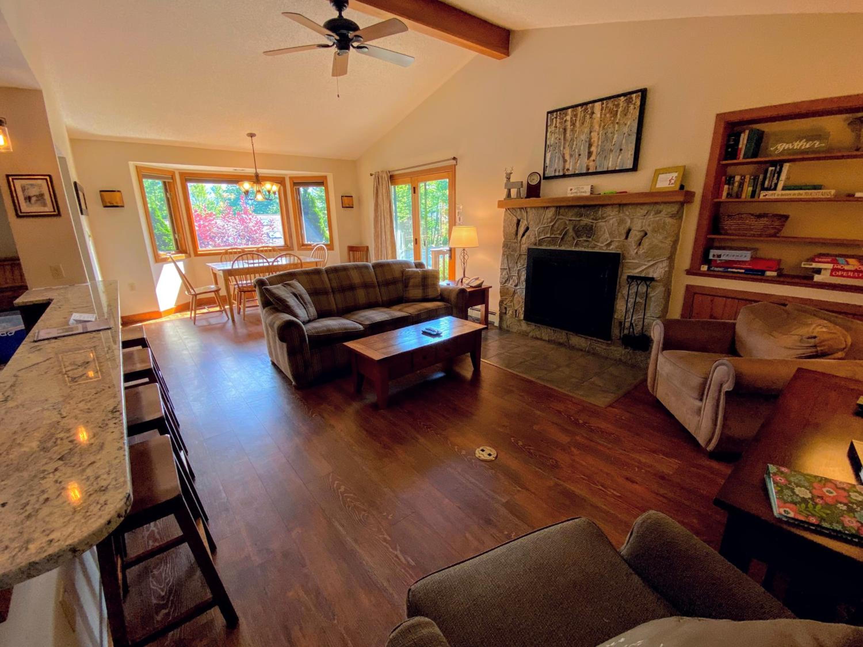 O8 Renovated Forest Cottage Townhome with great Mt Washington views fast wifi Walk to skiing