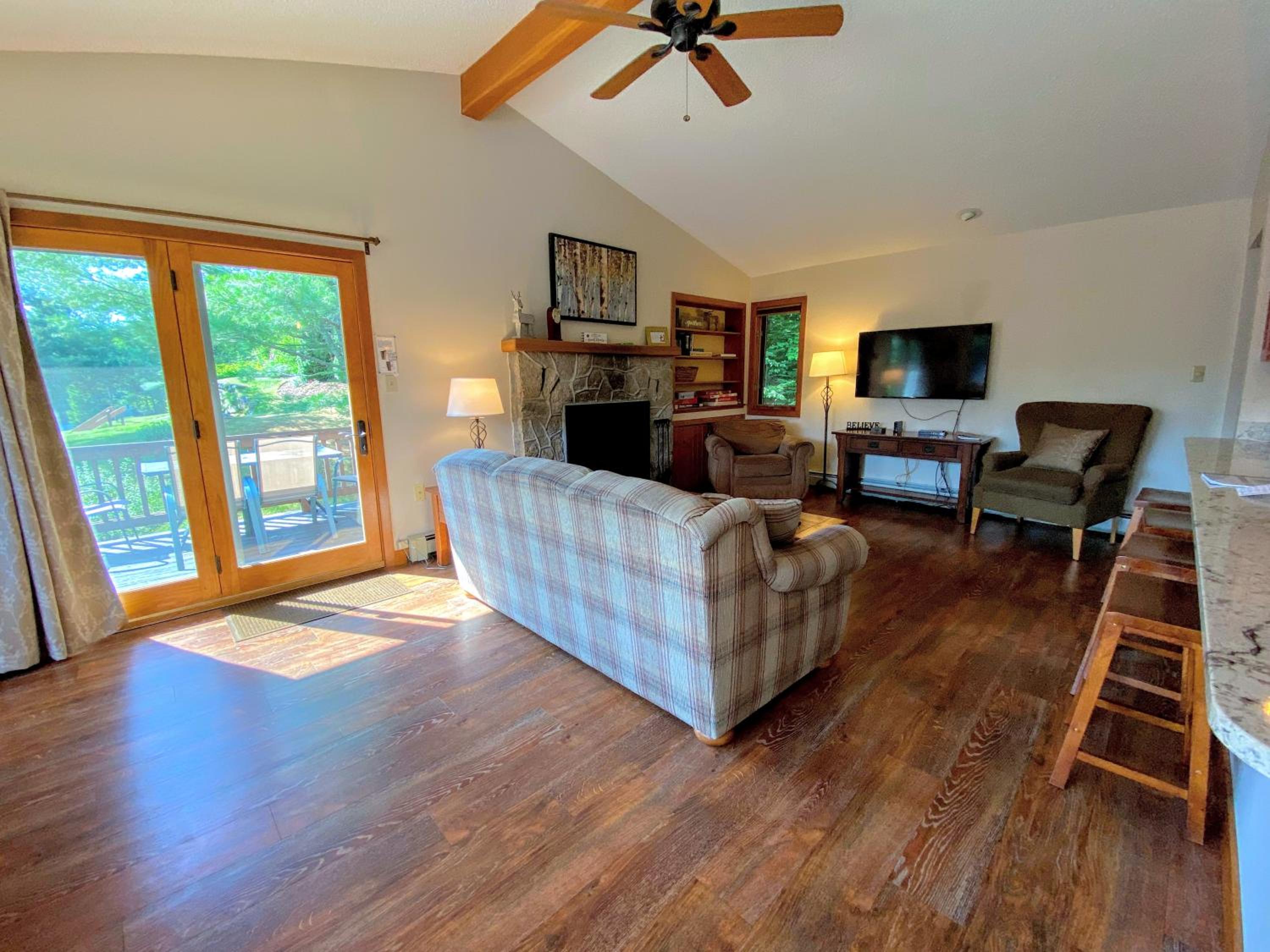 O8 Renovated Forest Cottage Townhome with great Mt Washington views fast wifi Walk to skiing