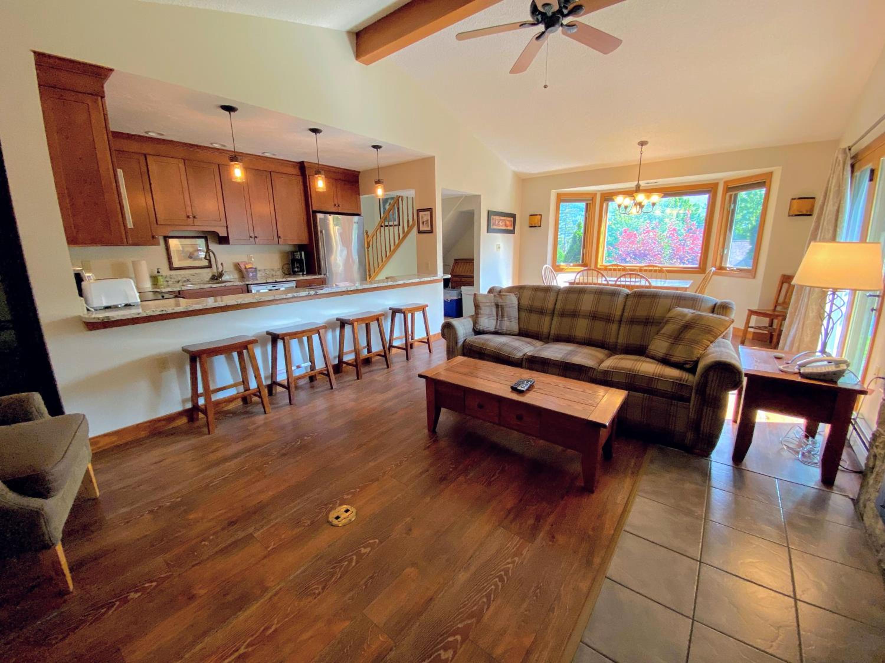 O8 Renovated Forest Cottage Townhome with great Mt Washington views fast wifi Walk to skiing