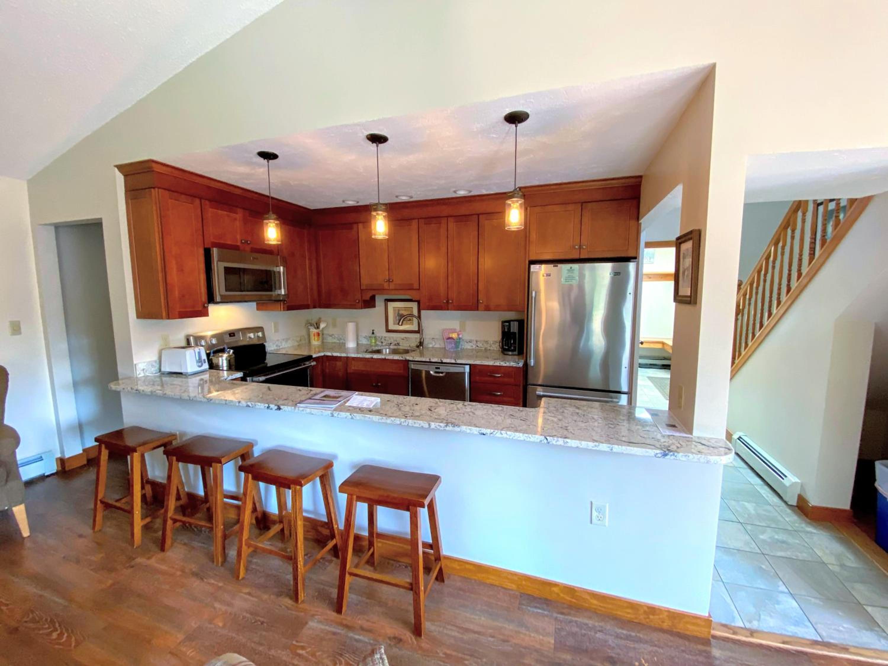 O8 Renovated Forest Cottage Townhome with great Mt Washington views fast wifi Walk to skiing