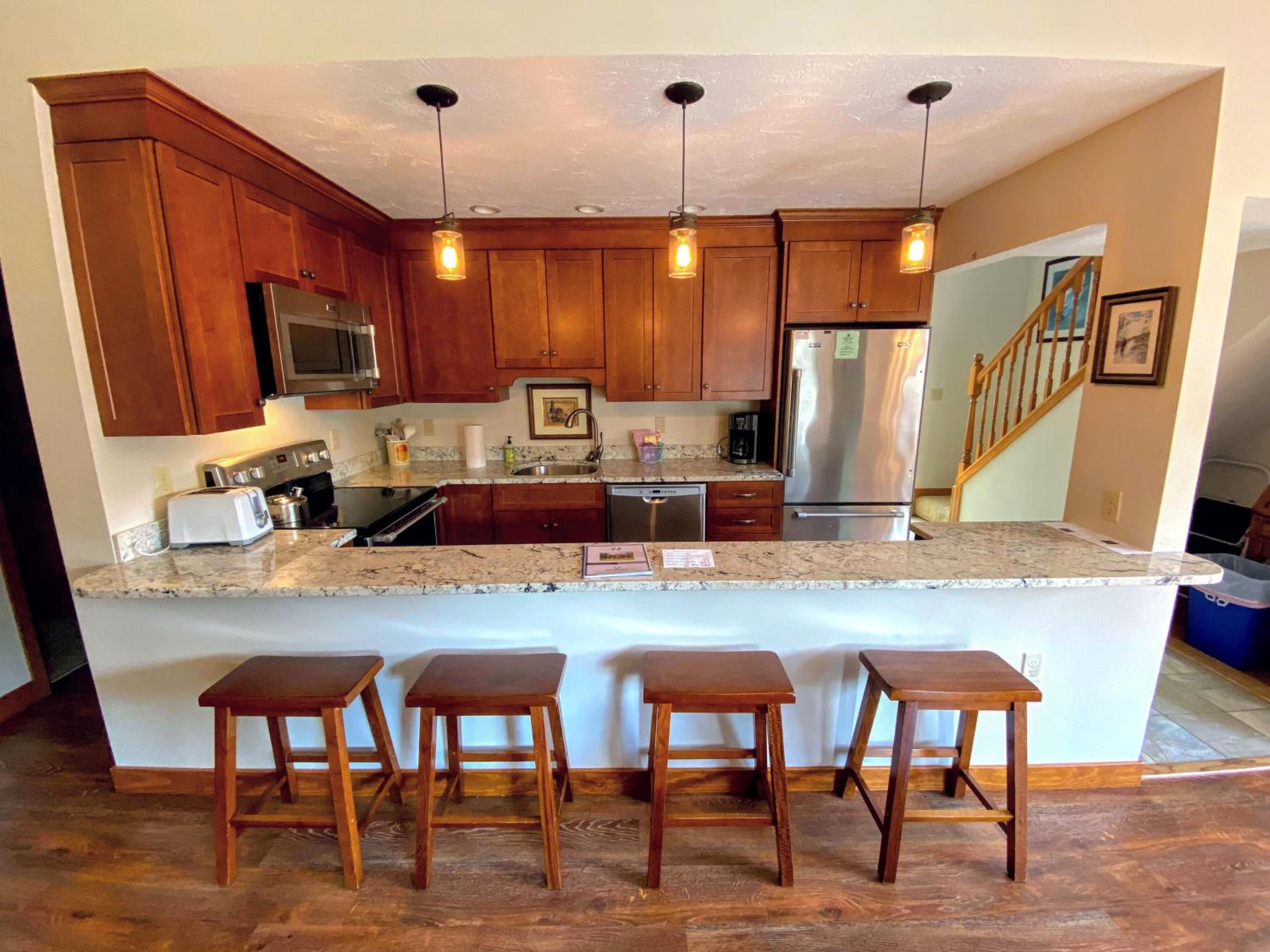 O8 Renovated Forest Cottage Townhome with great Mt Washington views fast wifi Walk to skiing