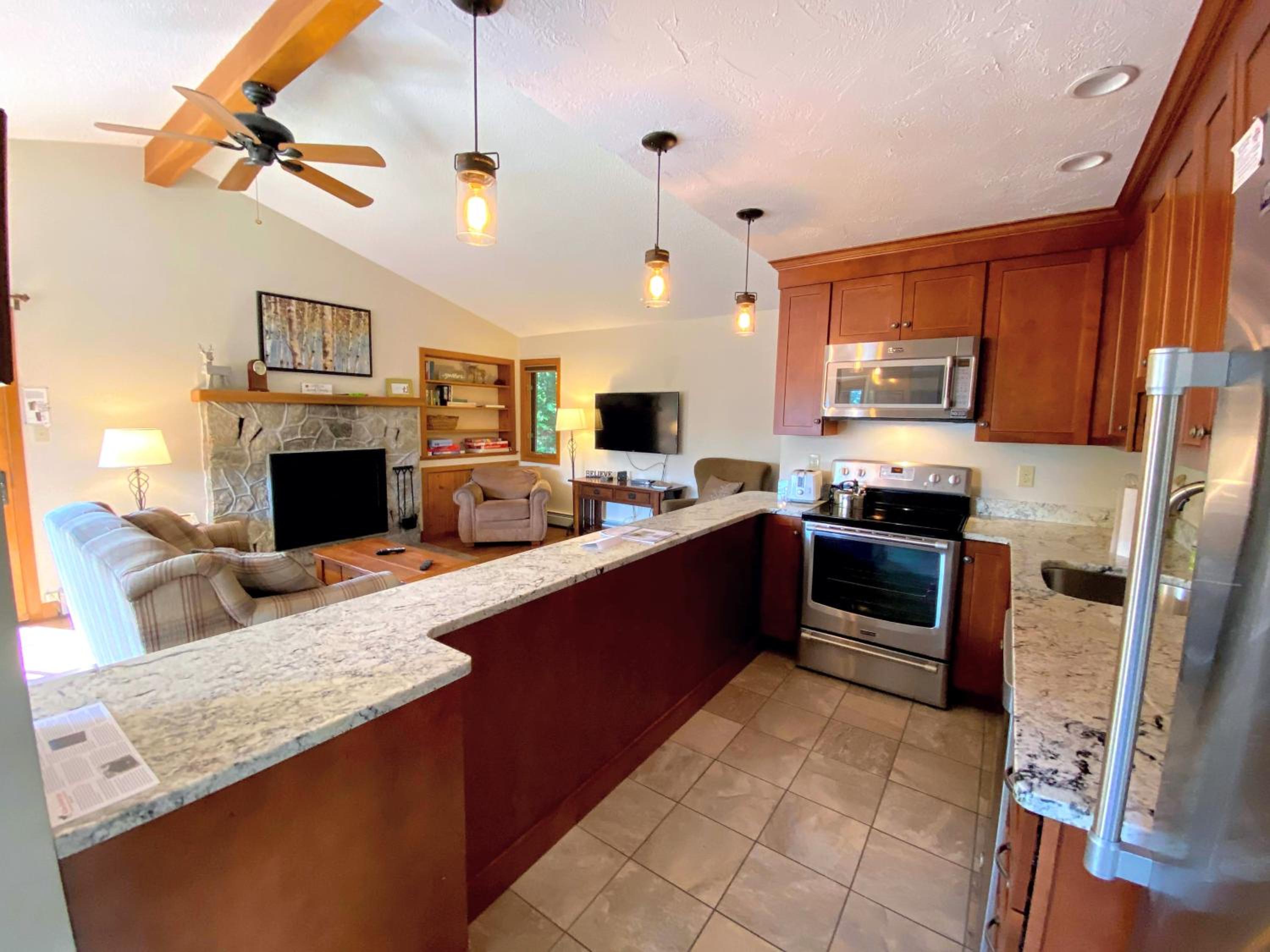 O8 Renovated Forest Cottage Townhome with great Mt Washington views fast wifi Walk to skiing