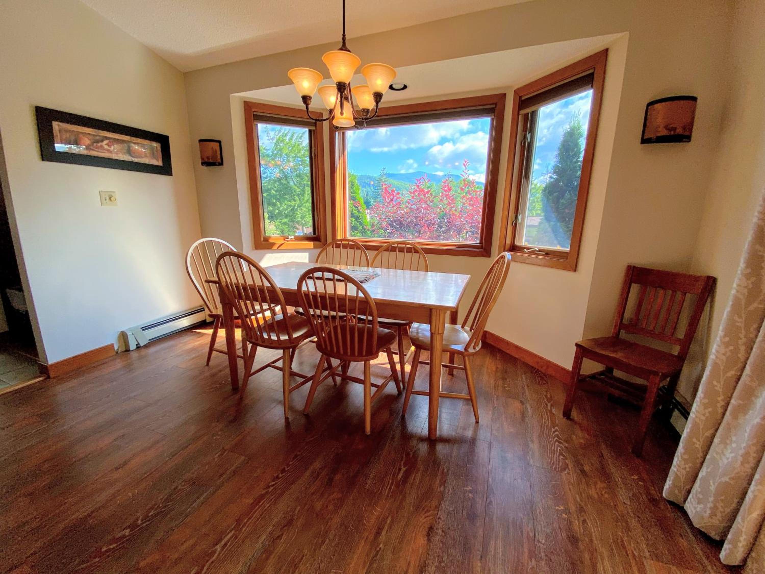 O8 Renovated Forest Cottage Townhome with great Mt Washington views fast wifi Walk to skiing