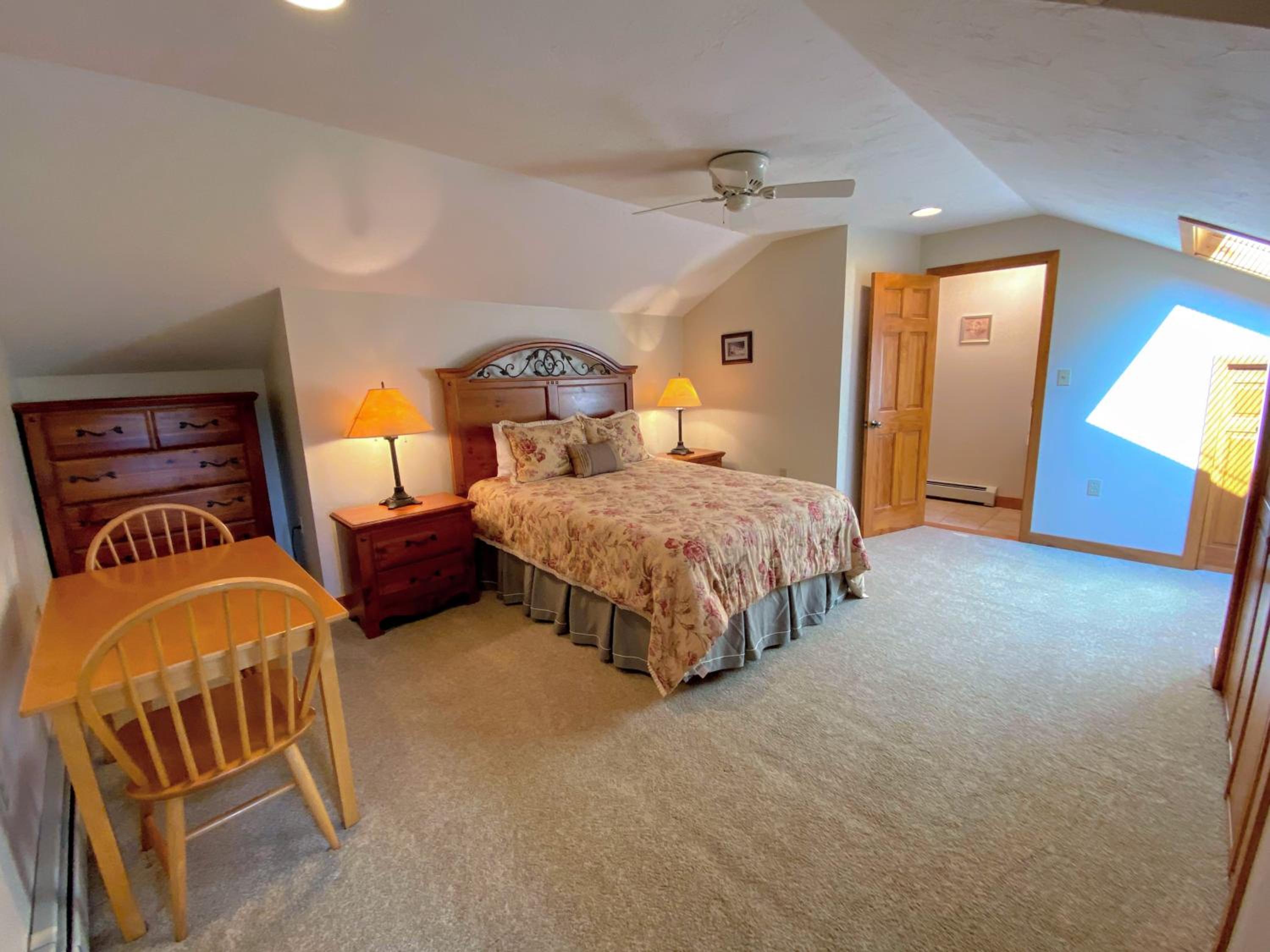O8 Renovated Forest Cottage Townhome with great Mt Washington views fast wifi Walk to skiing