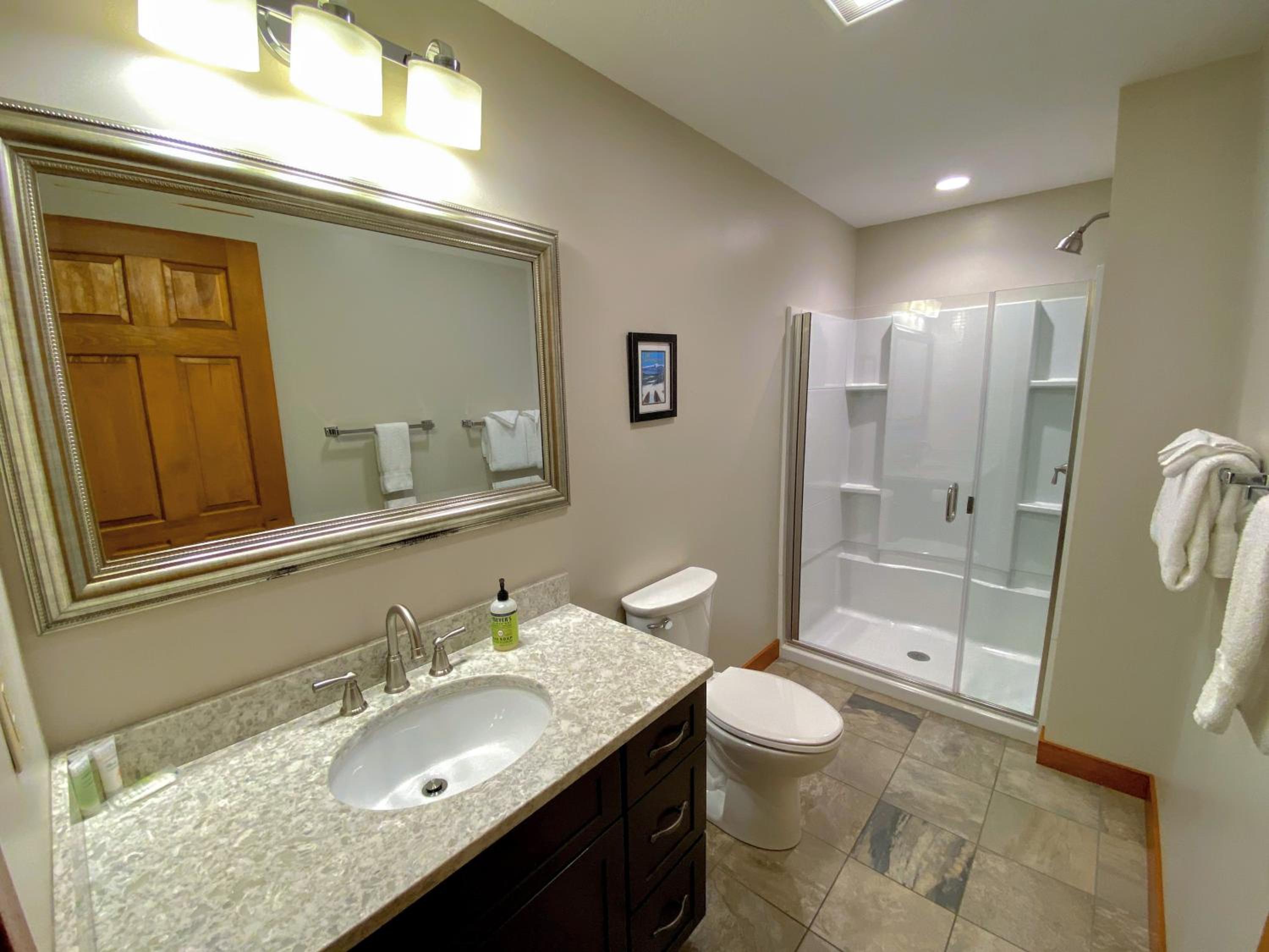 O8 Renovated Forest Cottage Townhome with great Mt Washington views fast wifi Walk to skiing