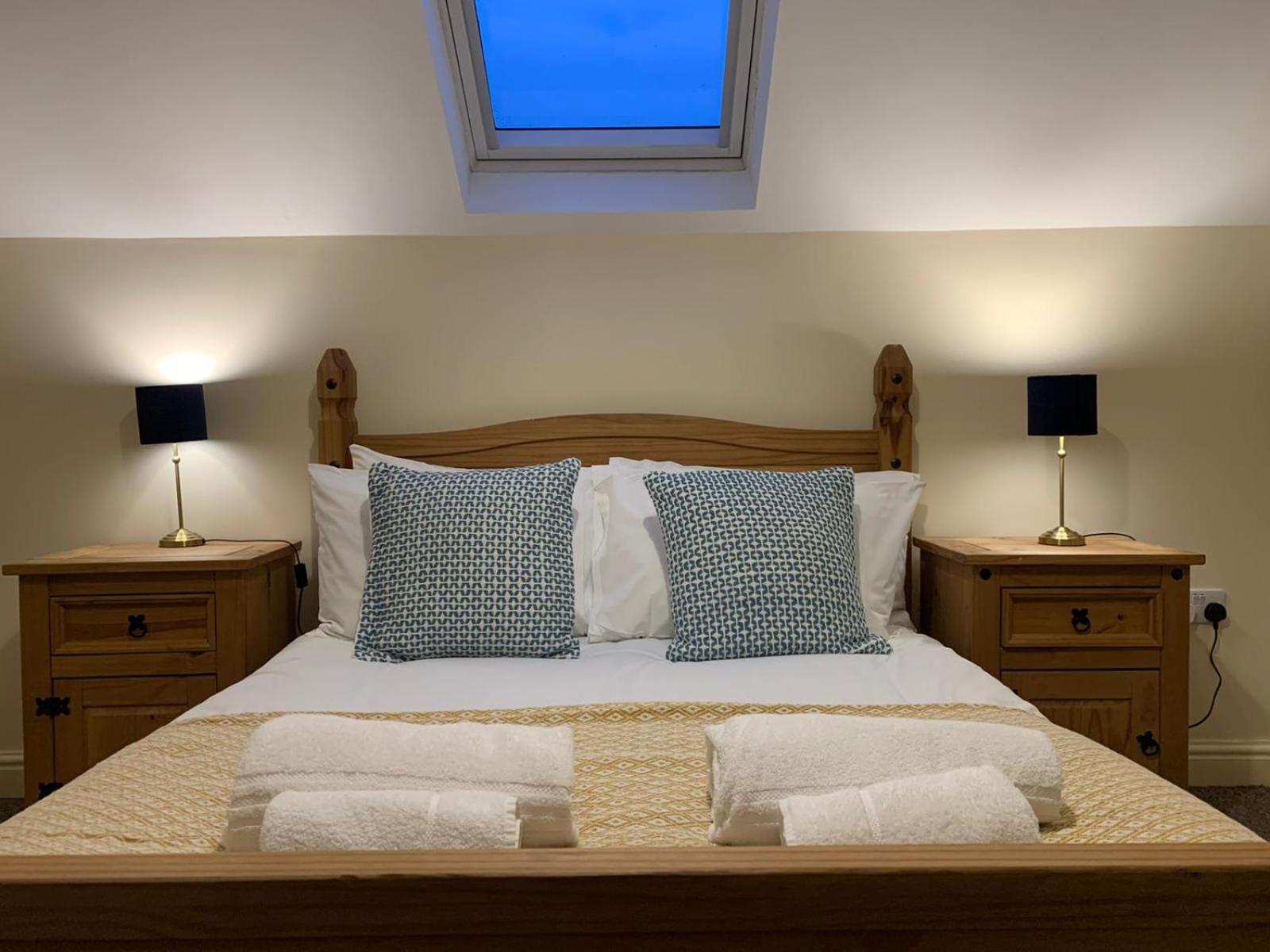 5 Bed - 4 Doubles - Smart TVs - Contractor Base view 3