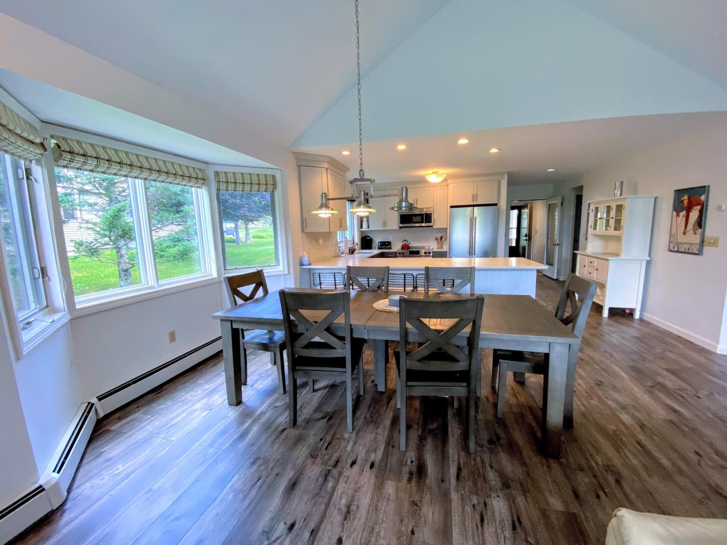 F7 Comfortable golf course townhouse within walking distance of Mount Washington Hotel
