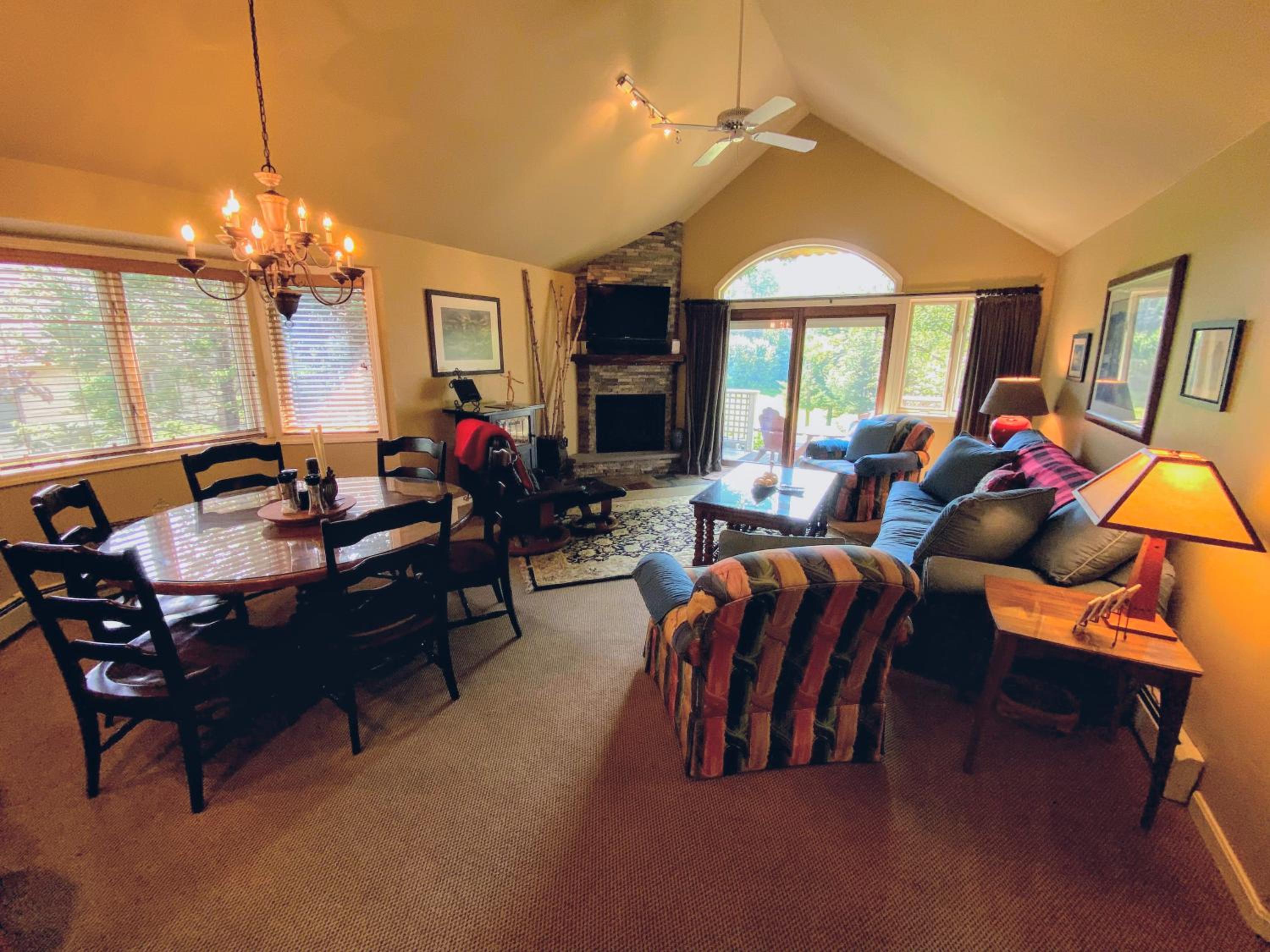 F8 Luxurious Mt Washington Hotel golf course home Wifi cable air conditioning view 2