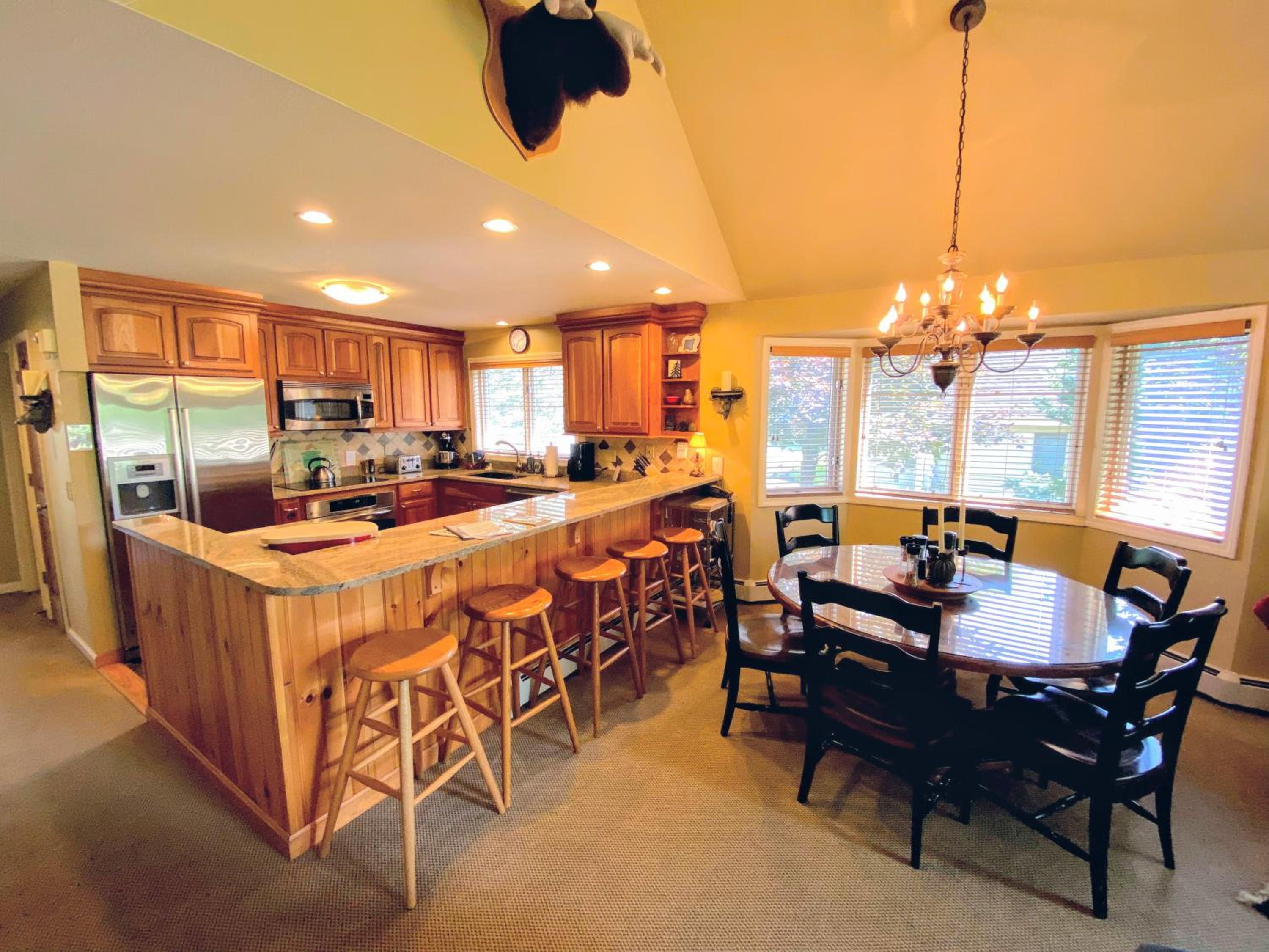 F8 Luxurious Mt Washington Hotel golf course home Wifi cable air conditioning view 3