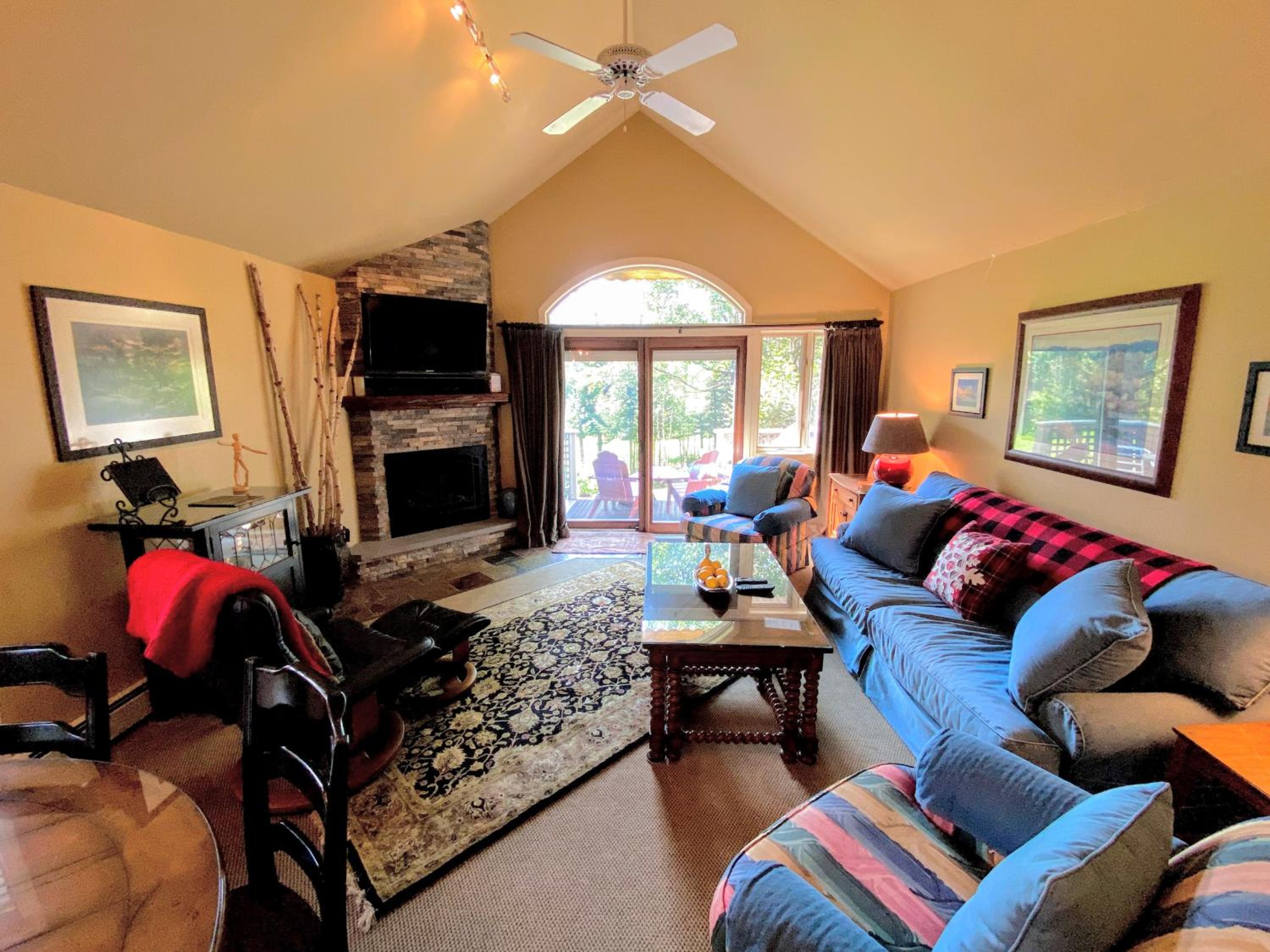 F8 Luxurious Mt Washington Hotel golf course home Wifi cable air conditioning view 4