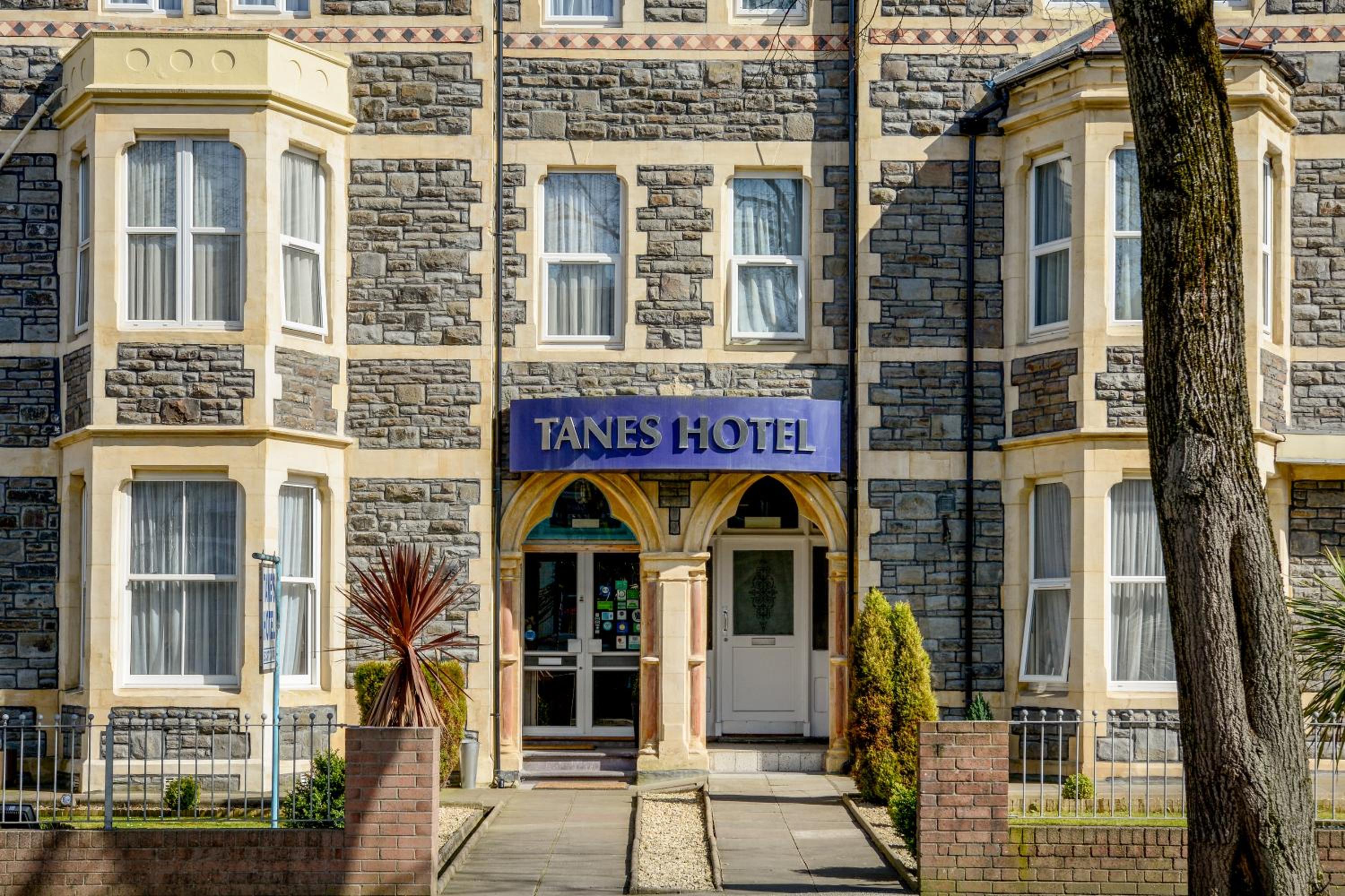 Hotel Tanes Hotel - Image 1
