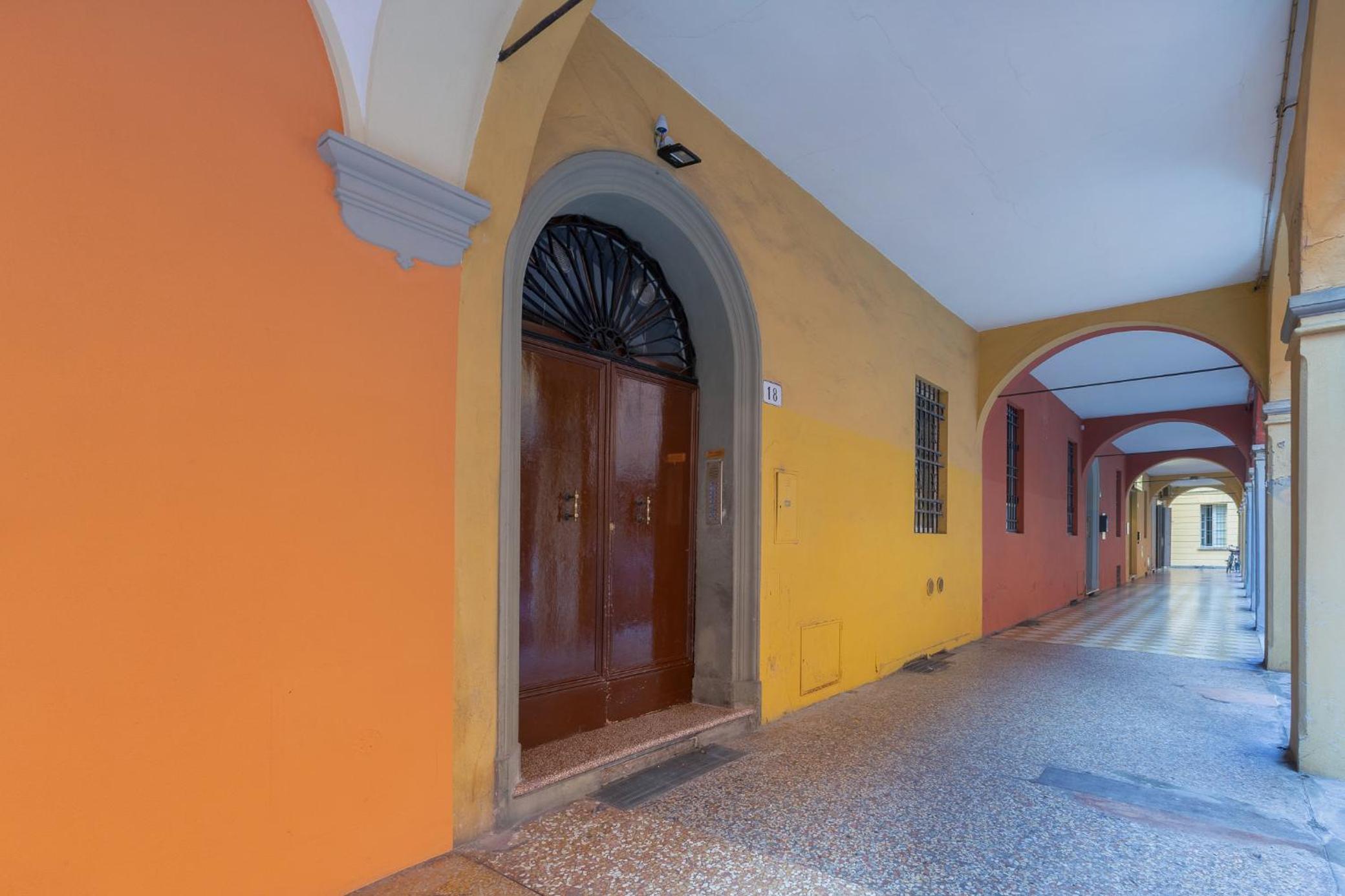 GuestHost - Bologna Santa Maria dei Servi Apartment x3 view 2
