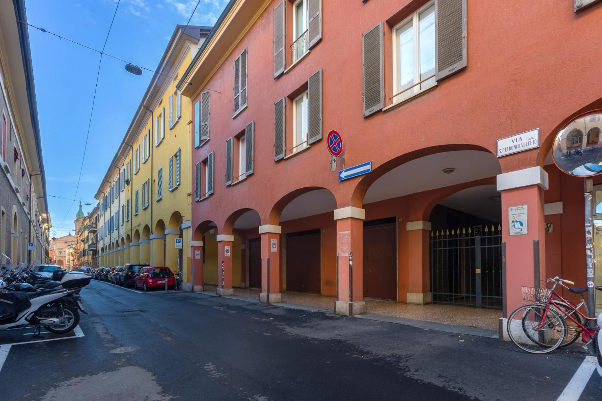 GuestHost - Bologna Santa Maria dei Servi Apartment x3 view 3
