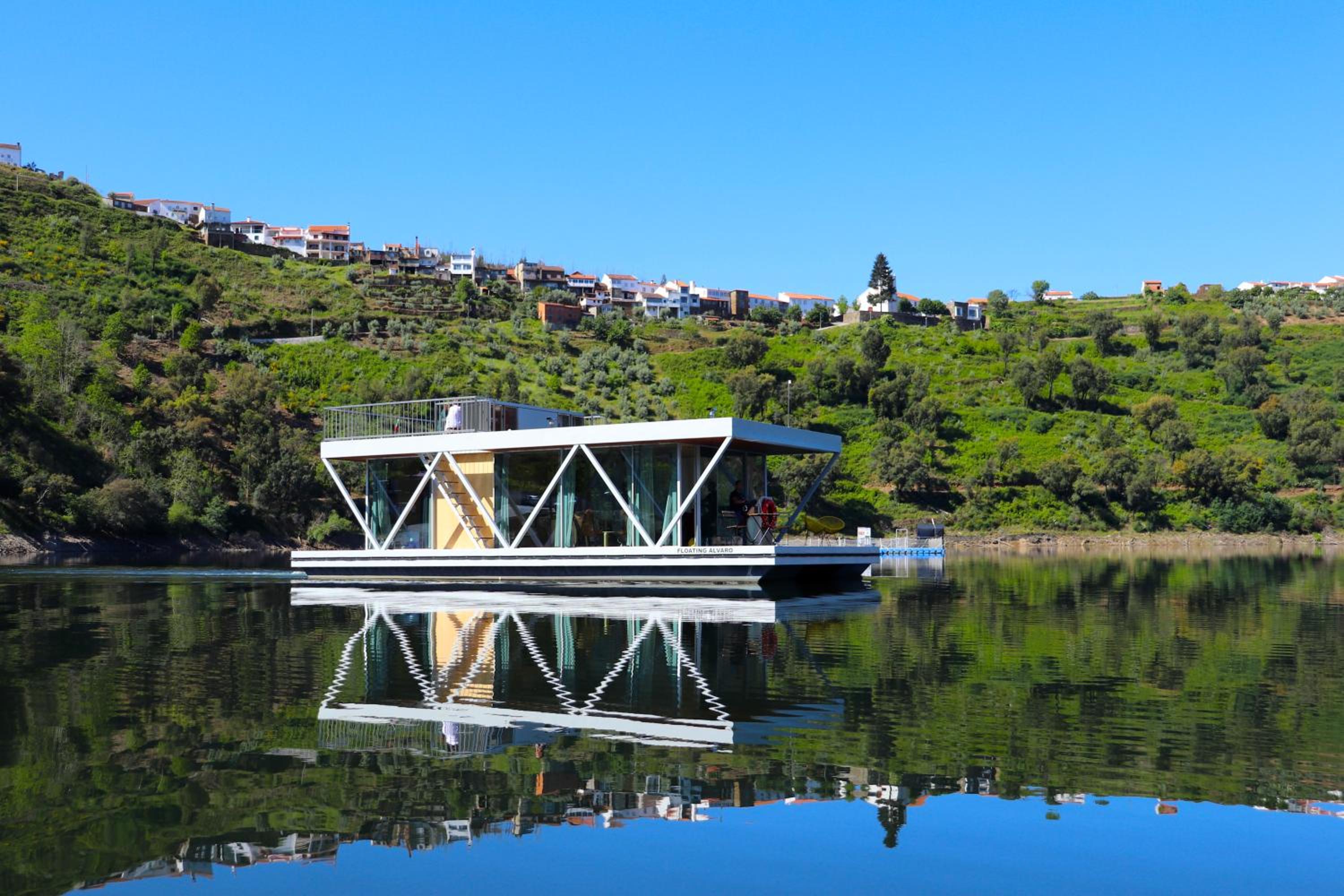 Floating Álvaro view 2