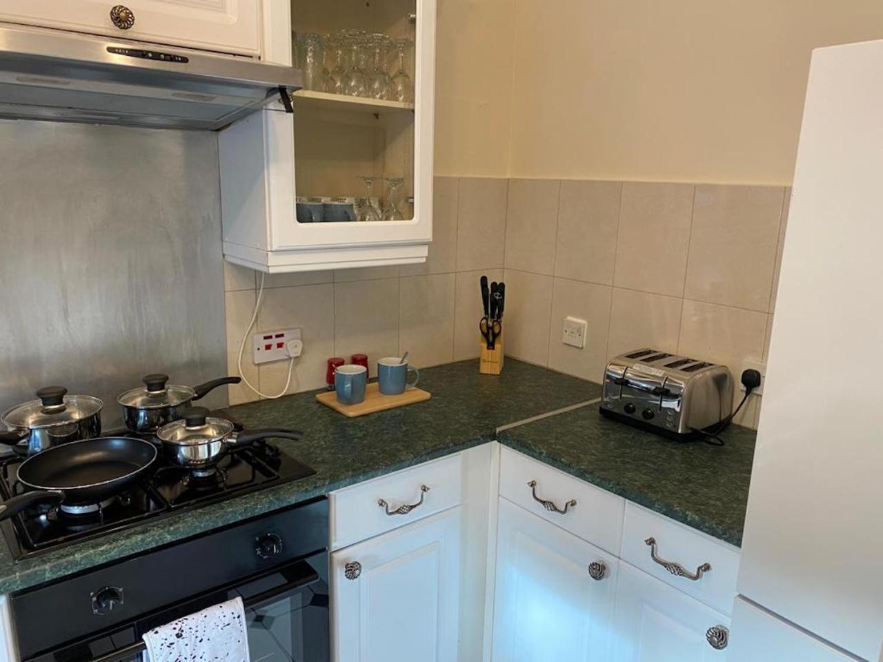 Exclusive Homely Cambridge 4 bed house with free parking, big garden and sleeps 10