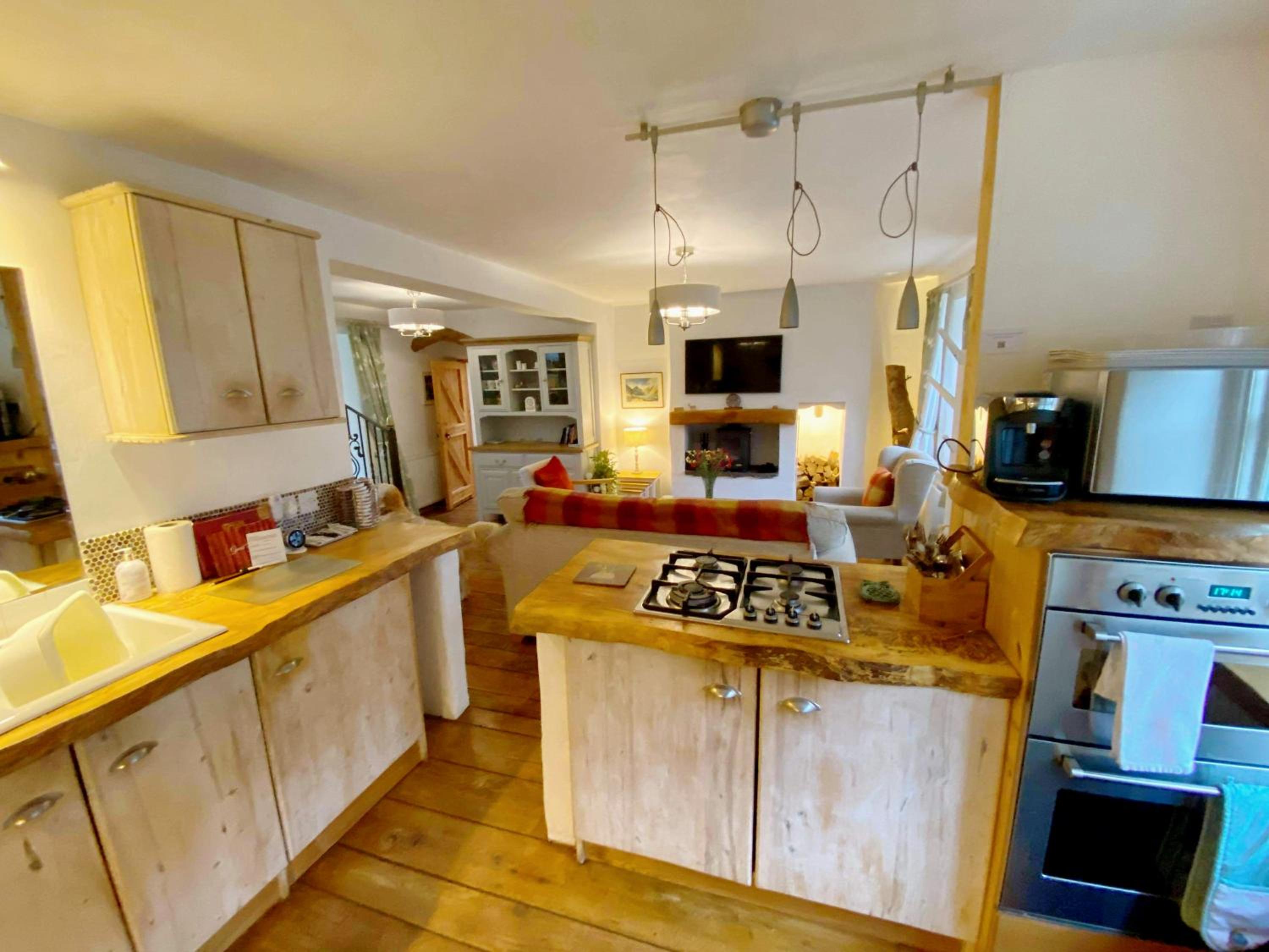 Romantic Quirky Cottage with private garden and parking