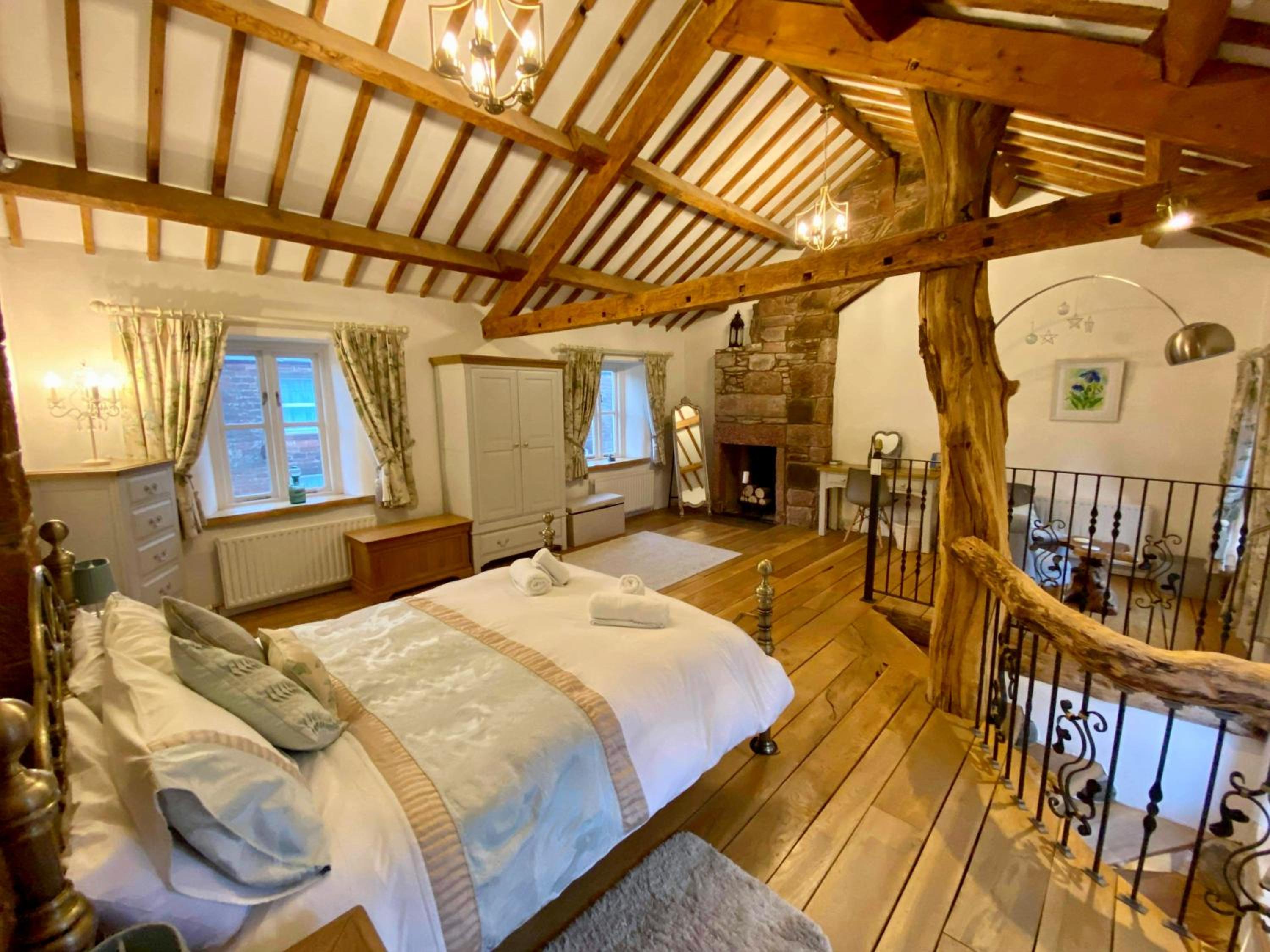 Romantic Quirky Cottage with private garden and parking