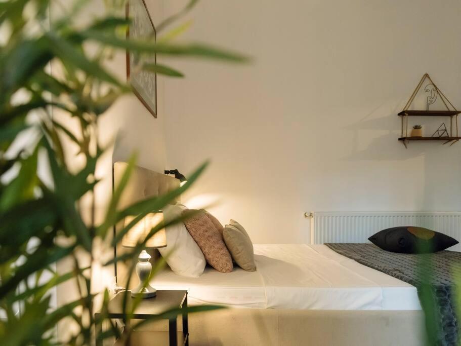 Cozy studio next to House of Parliament view 3