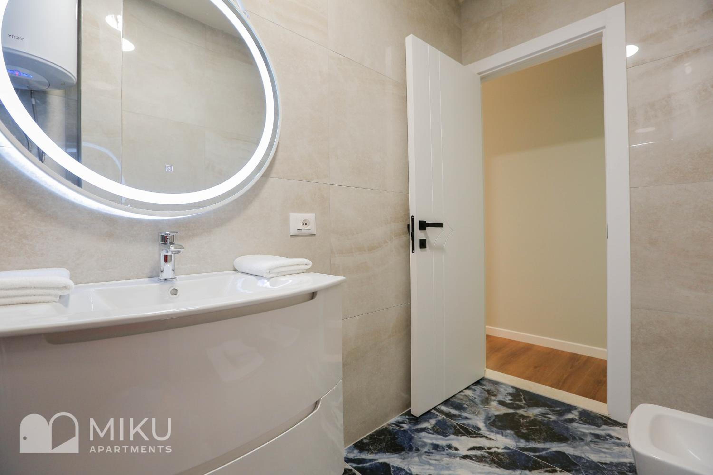 Miku Apartment - LUX 2Bd Apartment At City Center