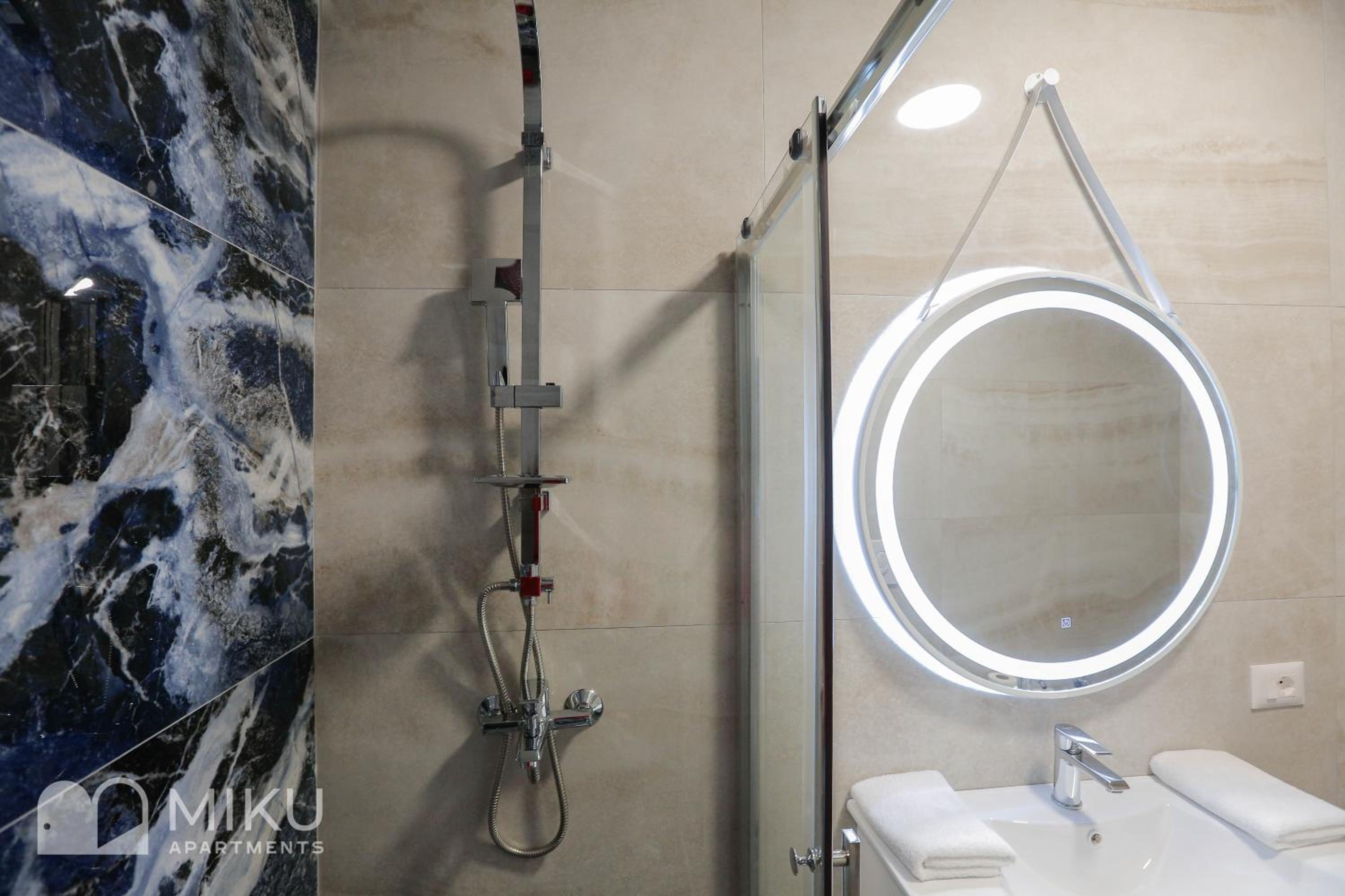 Miku Apartment - LUX 2Bd Apartment At City Center