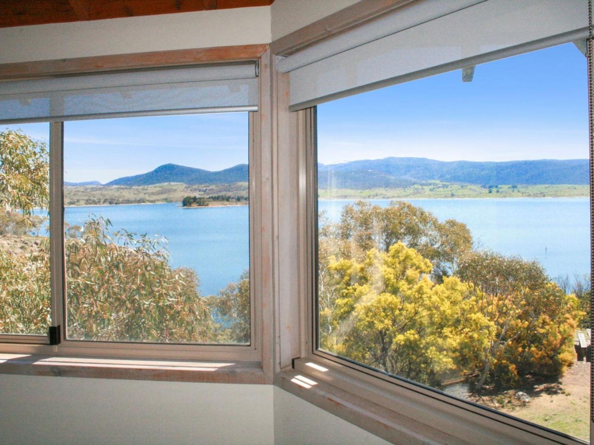 Snowgums on the Lake - Charming 4BR Home l Amazing Lake Views l Balcony