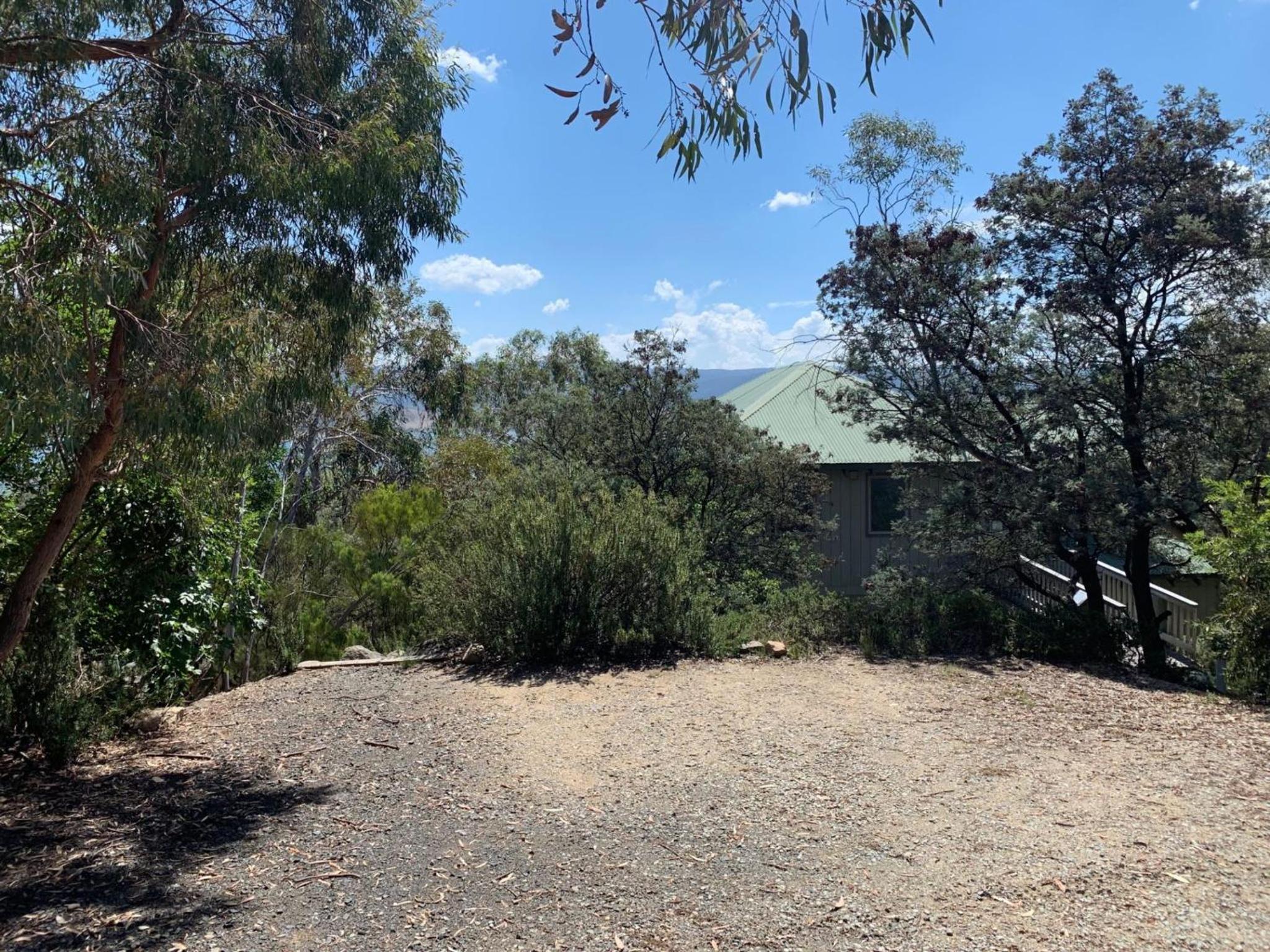 Snowgums on the Lake - Charming 4BR Home l Amazing Lake Views l Balcony