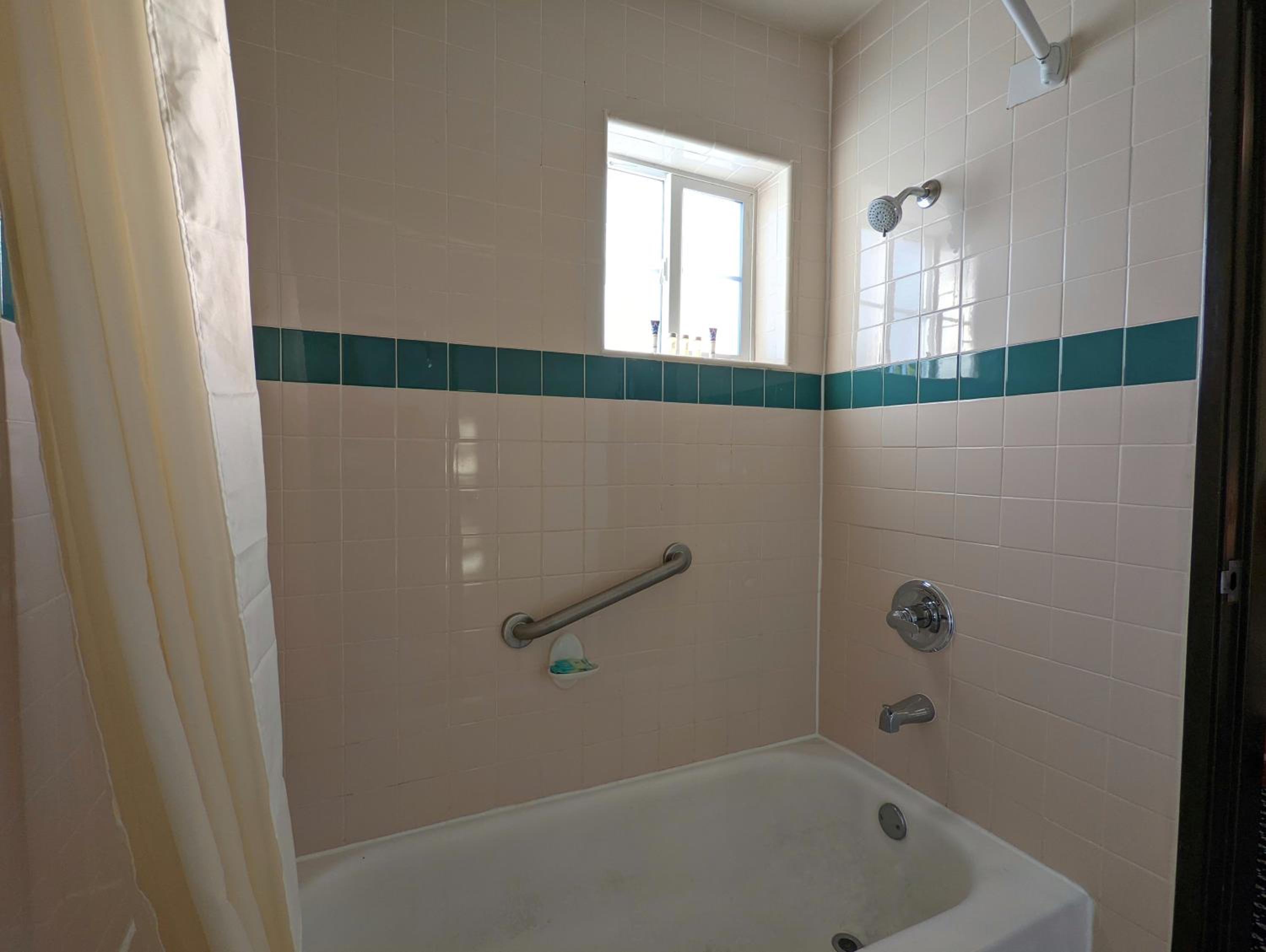 Americas Best Value Inn Oxnard-Port Hueneme - Property Image 6