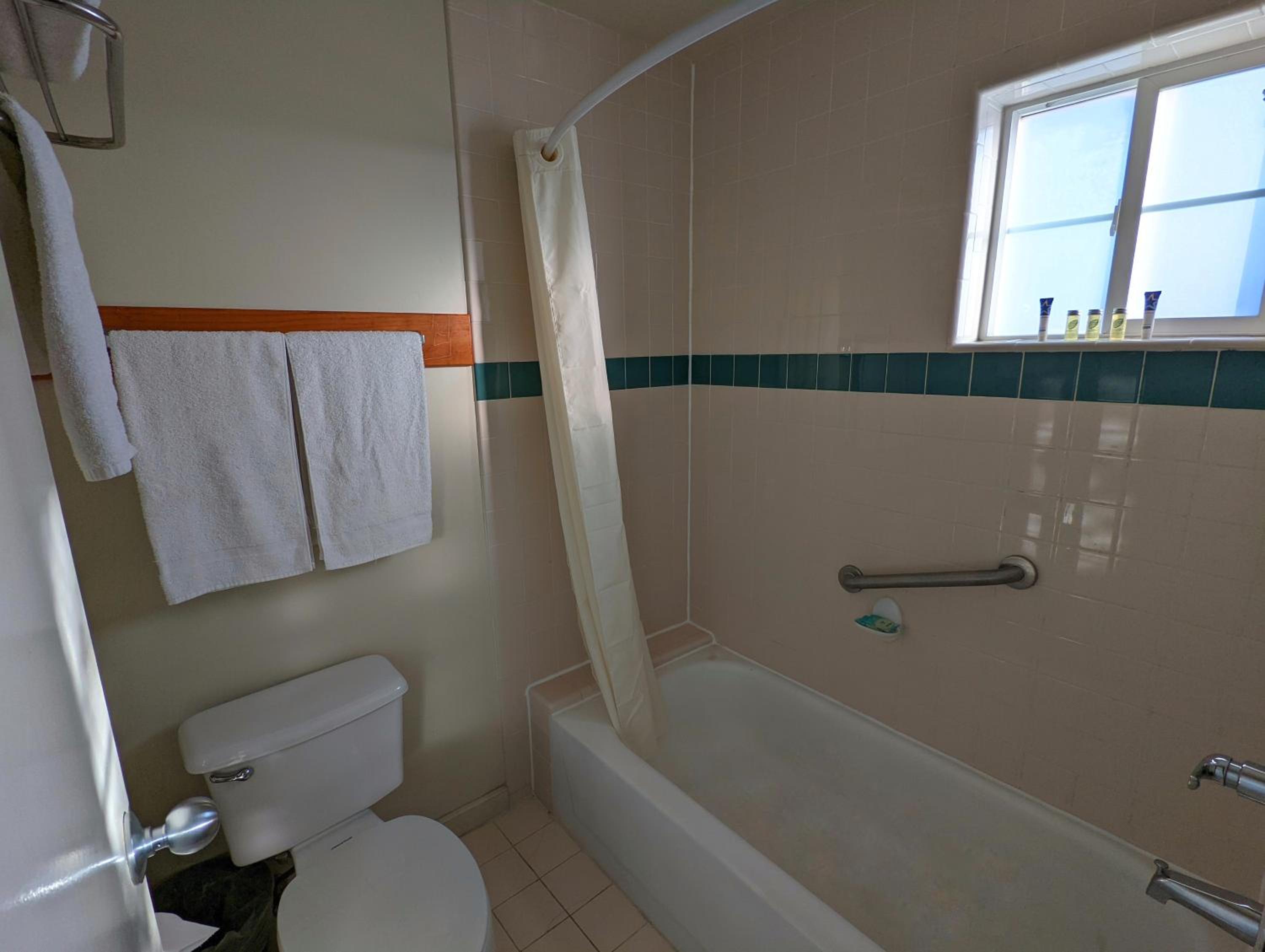 Americas Best Value Inn Oxnard-Port Hueneme - Property Image 14