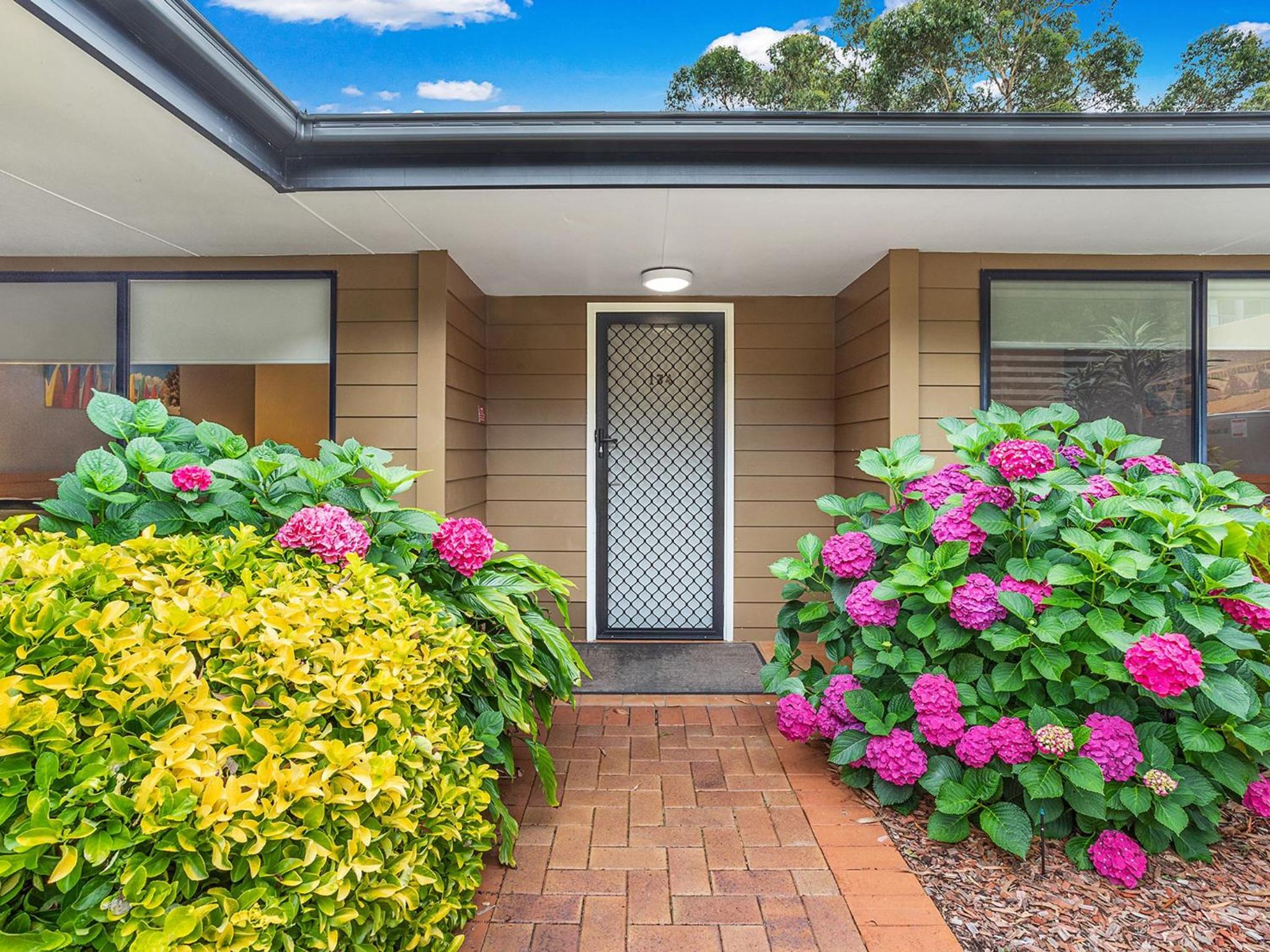 Hotel Horizons Getaway at the Bay - Image 1