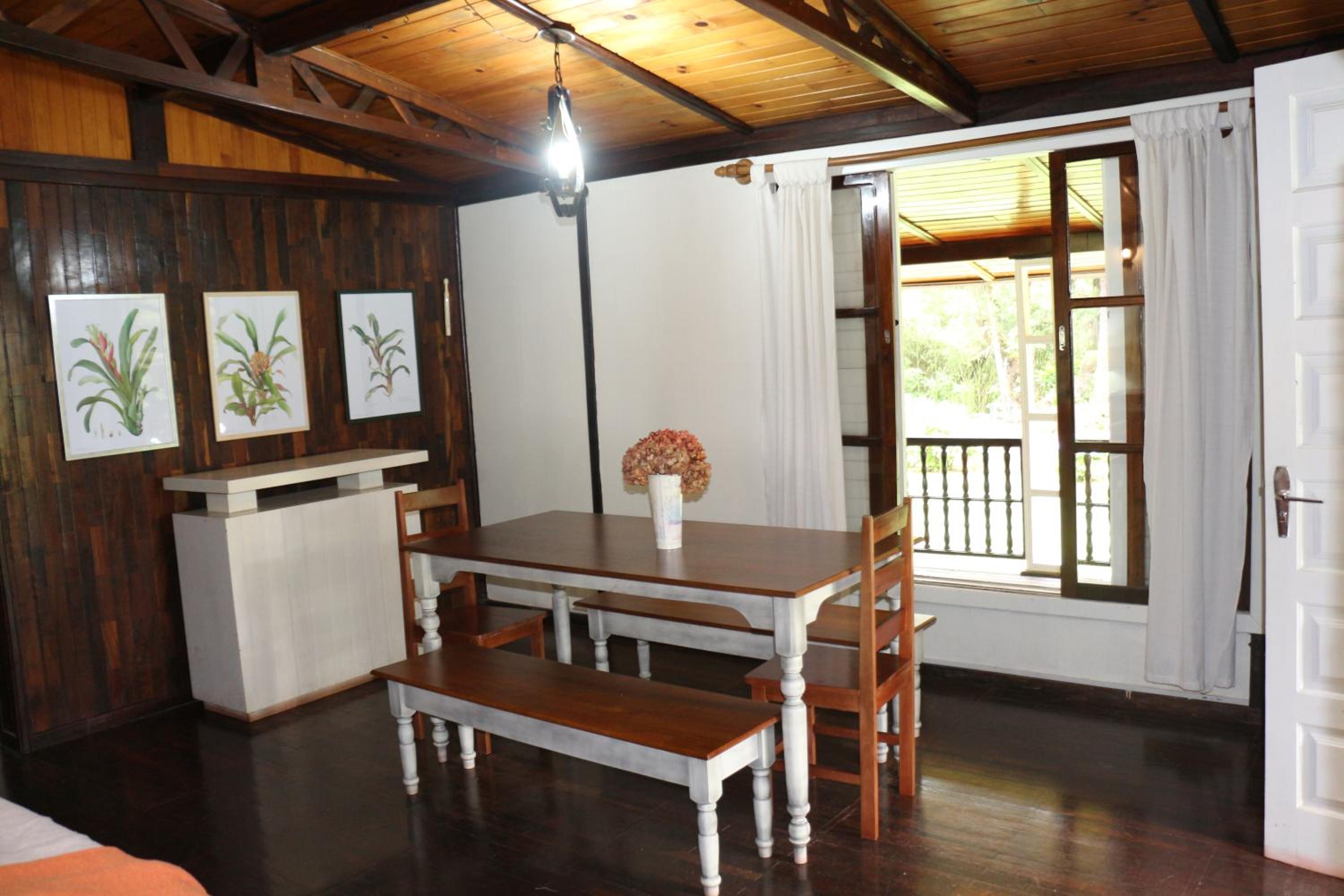 CASA EM CONDOMÍNIO