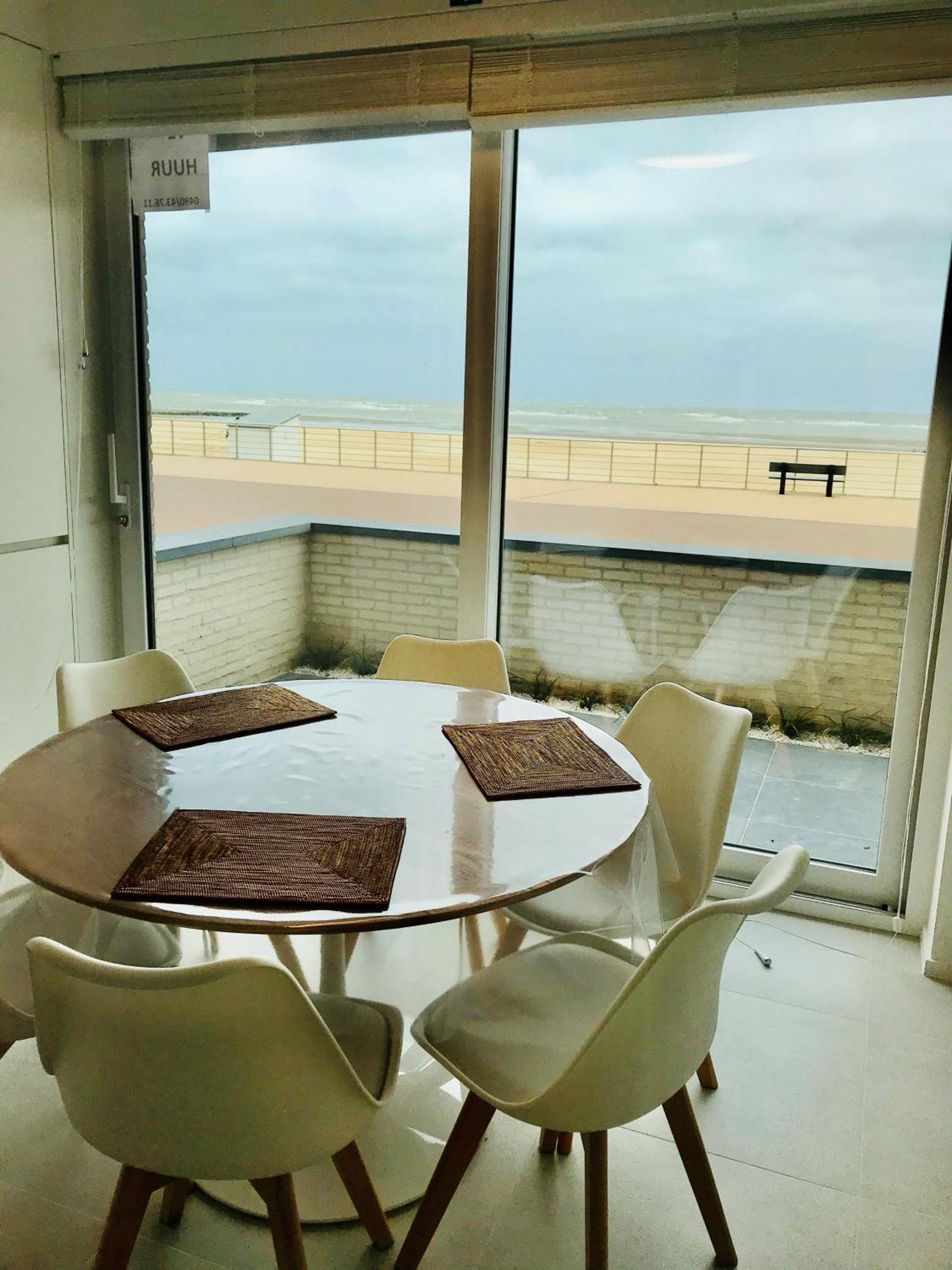 Zilverzand aan zee - frontaal zeezicht view 3