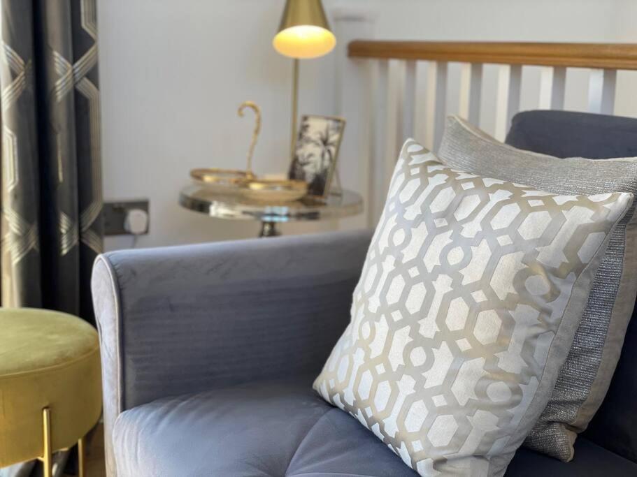 Salt Yard 1 - Stylish Whitstable Cottage - Free Parking - Beach - Harbour view 5