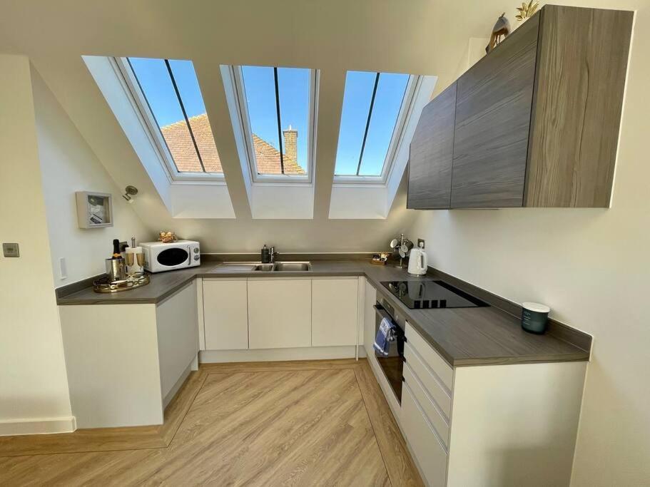 Salt Yard 1 - Stylish Whitstable Cottage - Free Parking - Beach - Harbour view 3