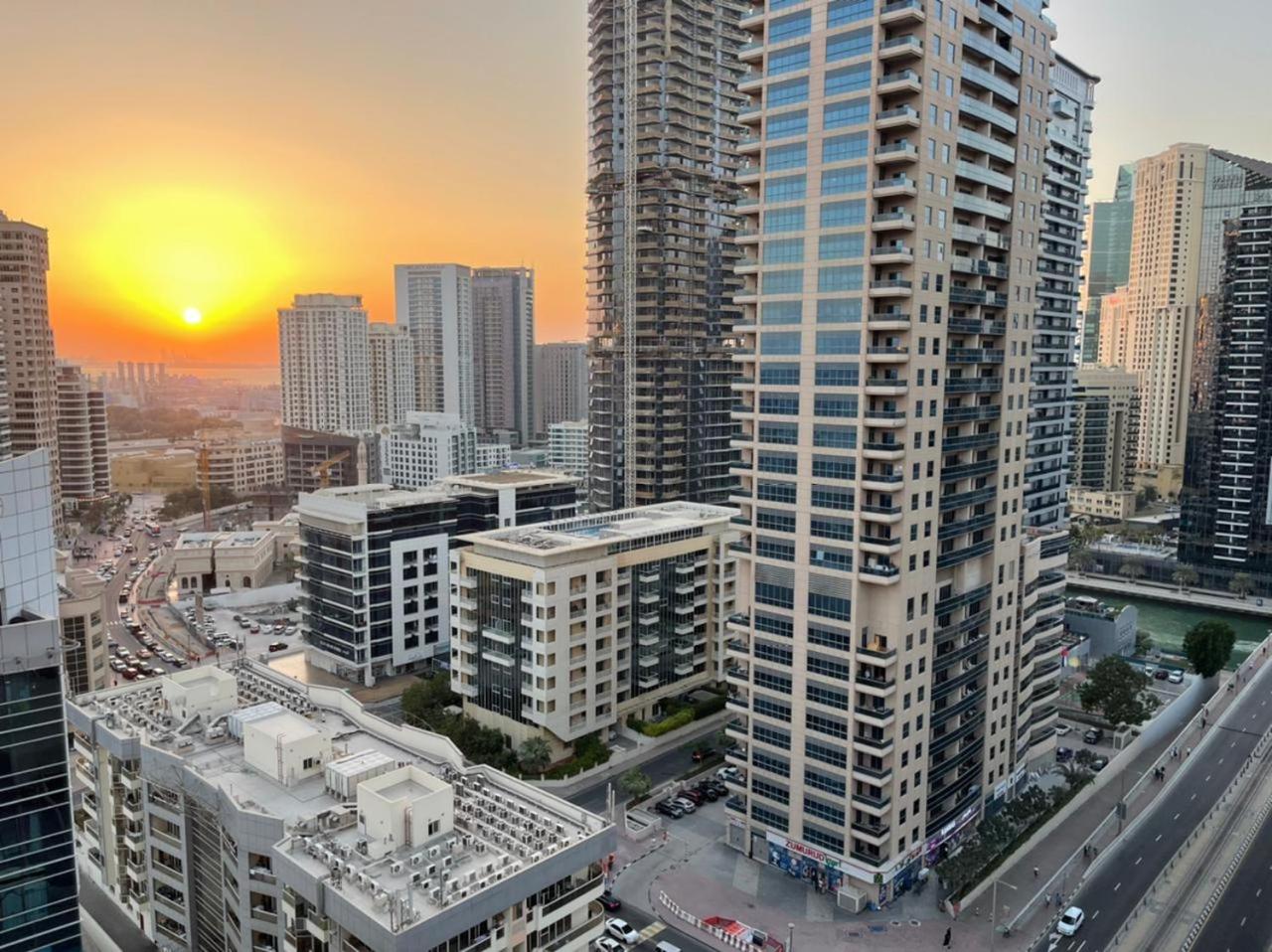 Luxury Room with Marina view close to JBR Beach and Metro with Shared Kitchen