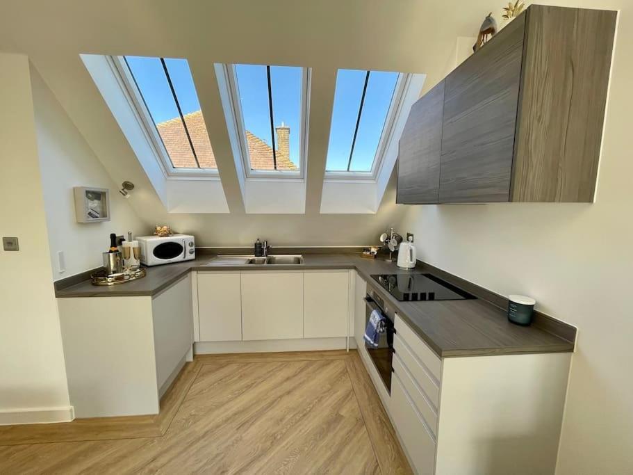 Salt Yard 2 - Stylish Whitstable Cottage - Free Parking - Beach - Harbour view 5