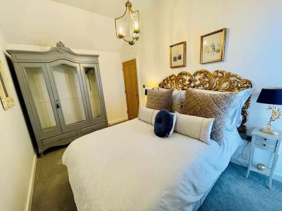 Salt Yard 2 - Stylish Whitstable Cottage - Free Parking - Beach - Harbour view 4