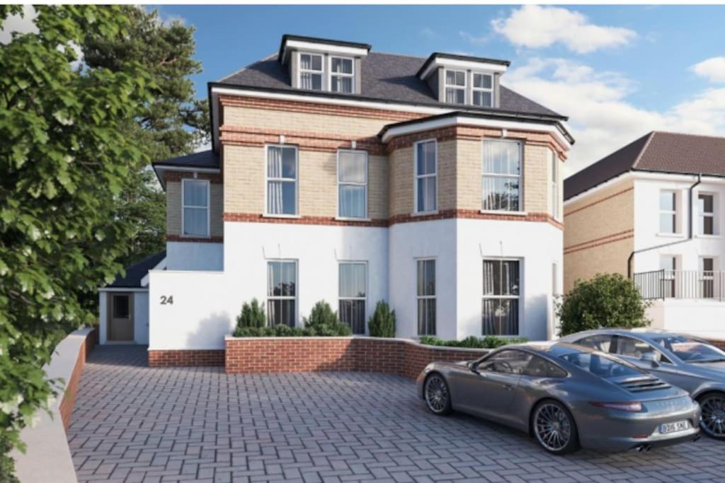 Bright, Vibrant New 1 Bedroom Town Centre Parking view 5