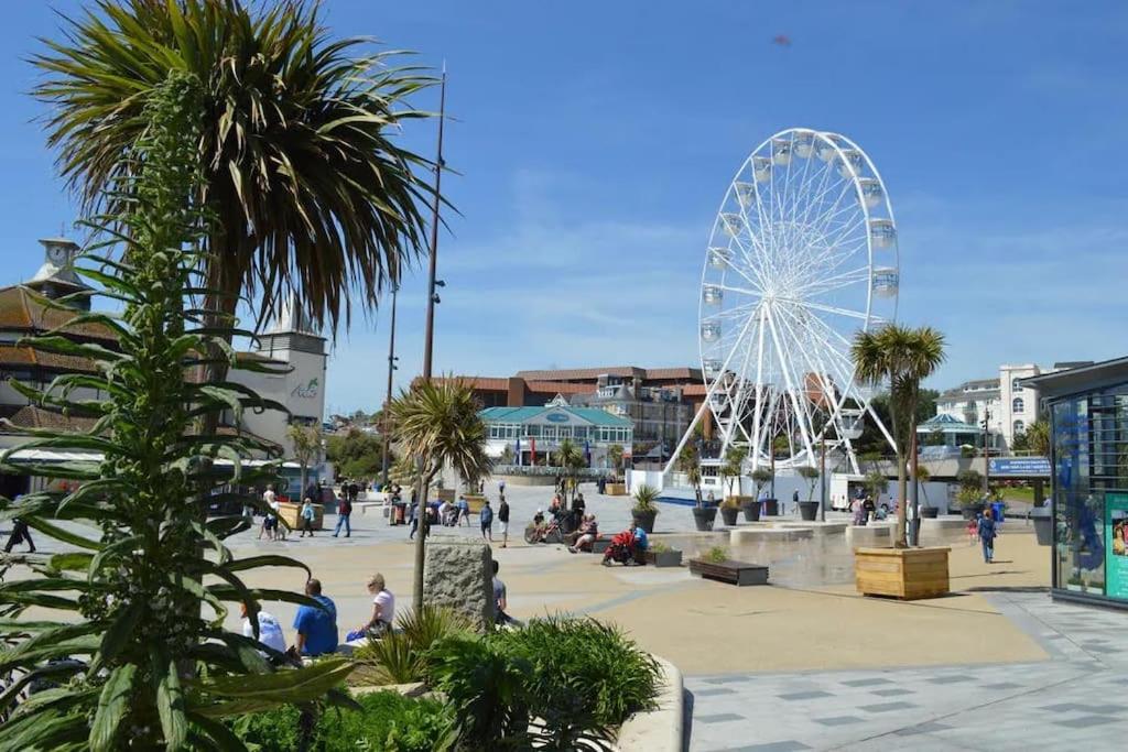 Bright, Vibrant New 1 Bedroom Town Centre Parking view 4