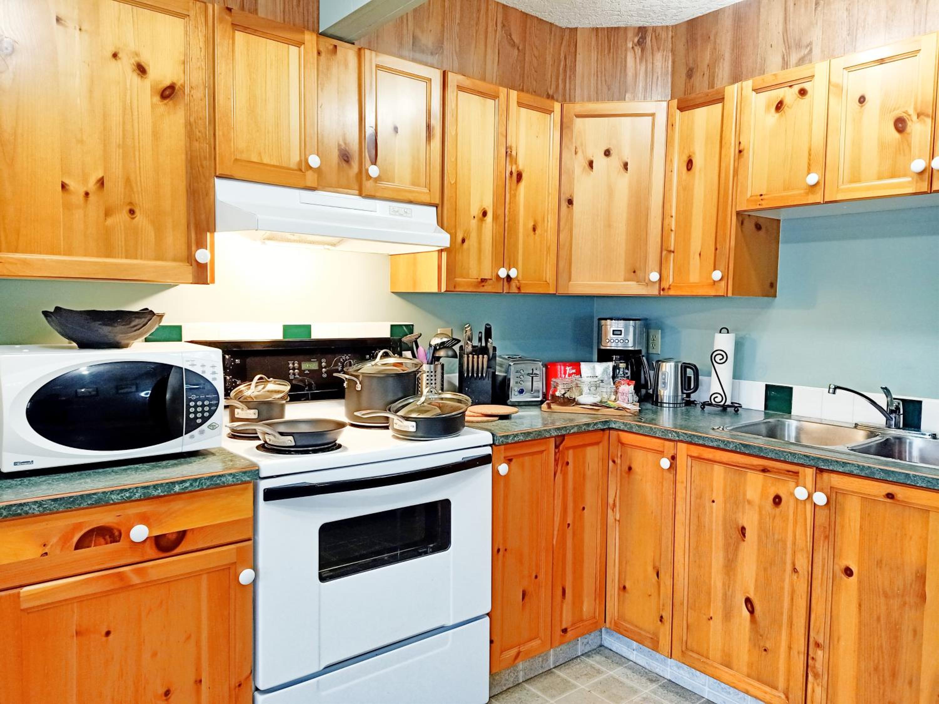 Golden Vacations - 2mins to Town, AC  Sauna, Self Check-in, Full Kitchen, Free Laundry  Parking, Family Pet Friendly, Comfortably Sleeps Up To 10 - Property Image 14