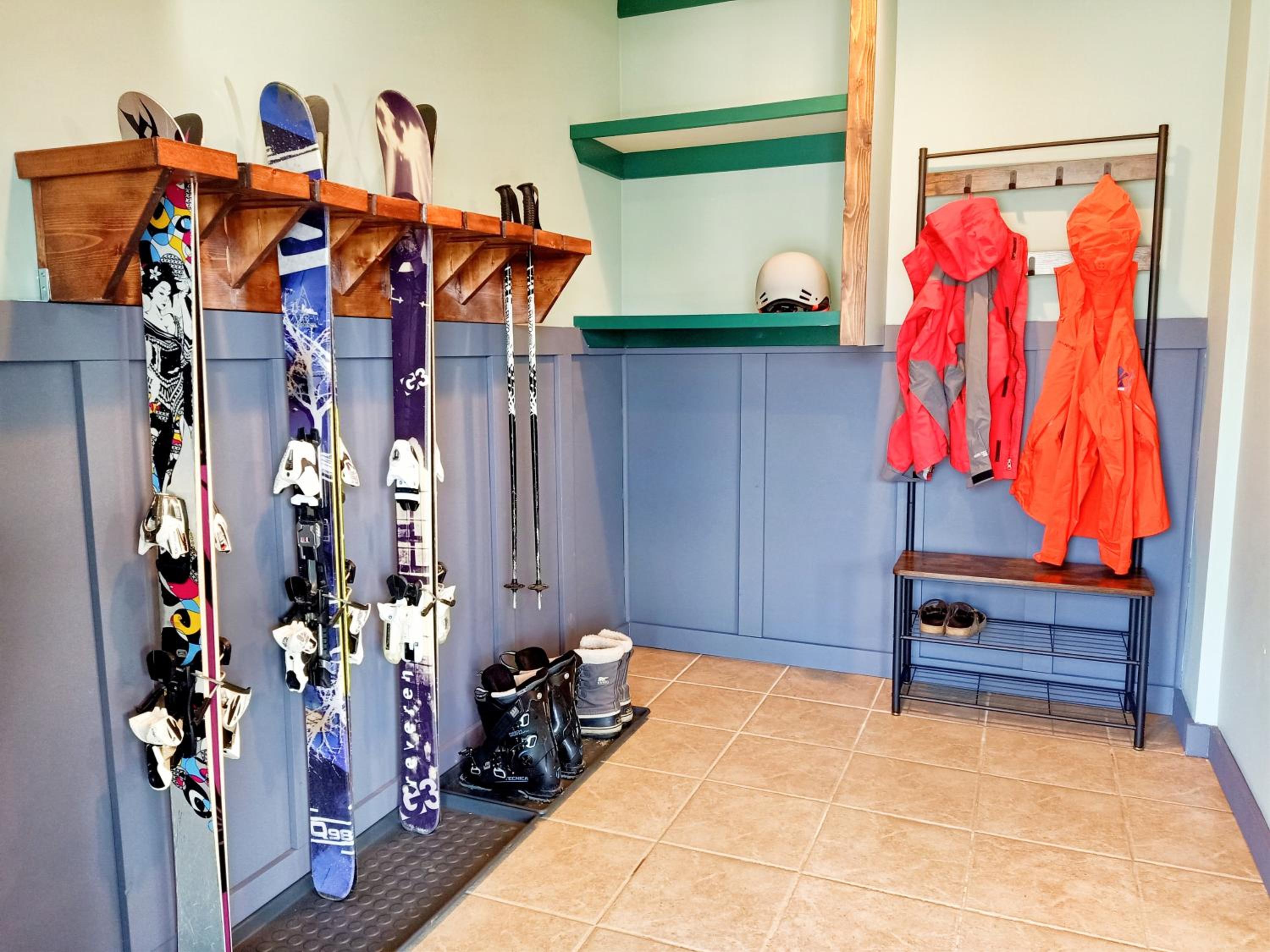 Golden Vacations - 2mins to Town, AC  Sauna, Self Check-in, Full Kitchen, Free Laundry  Parking, Family Pet Friendly, Comfortably Sleeps Up To 10 - Property Image 17