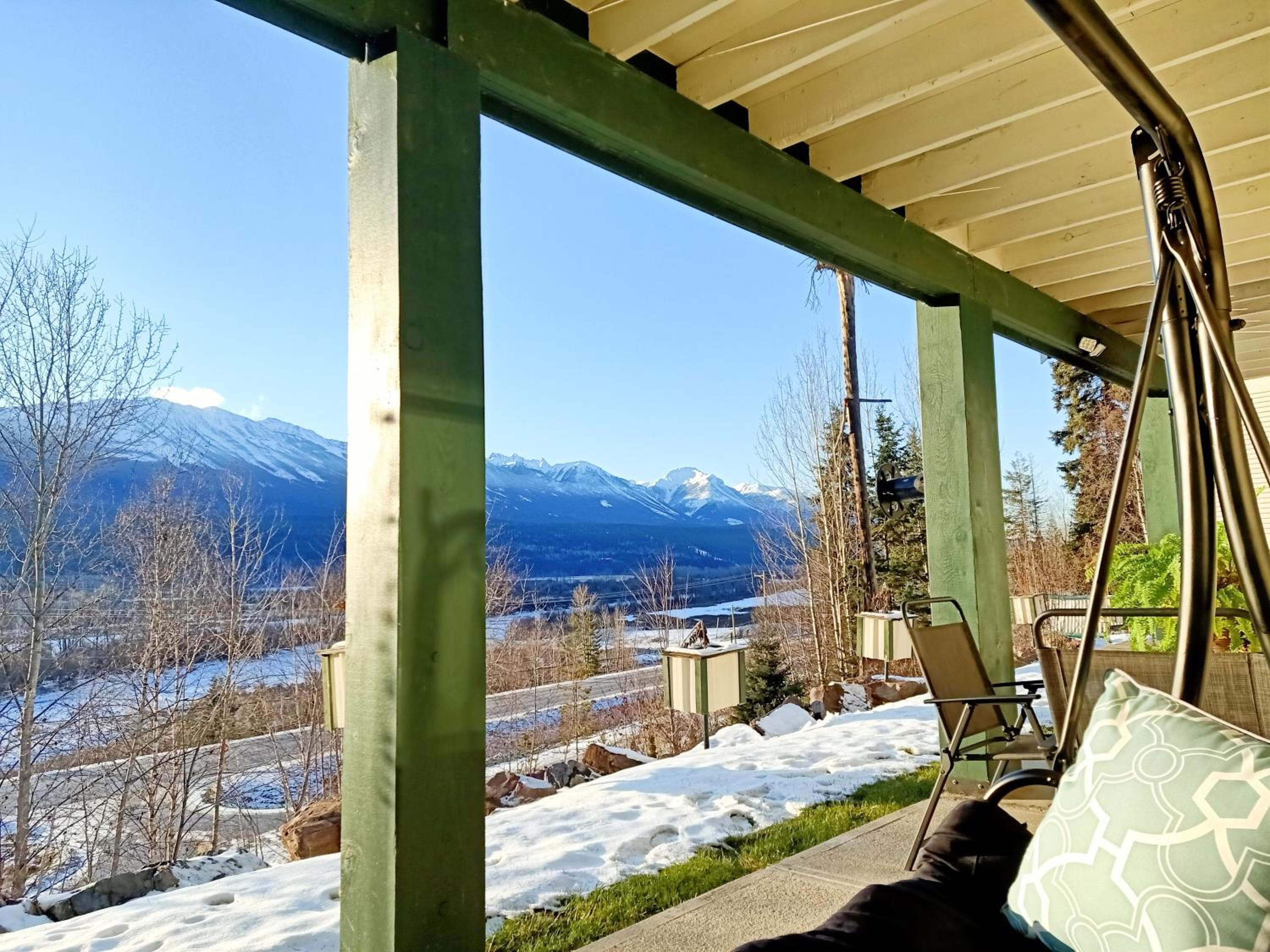 Golden Vacations - 2mins to Town, AC  Sauna, Self Check-in, Full Kitchen, Free Laundry  Parking, Family Pet Friendly, Comfortably Sleeps Up To 10 - Property Image 30