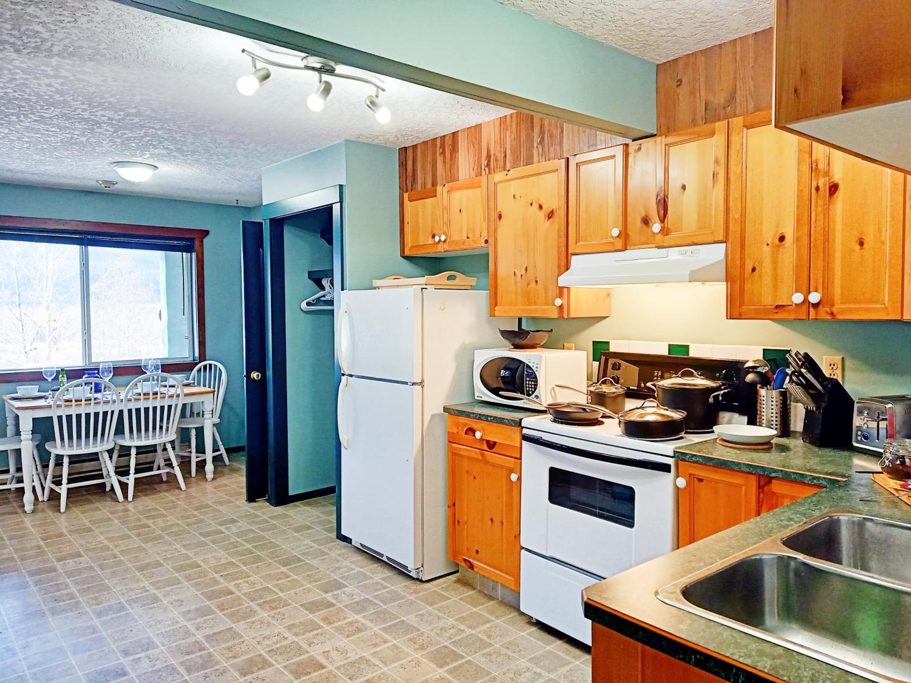 Golden Vacations - 2mins to Town, AC  Sauna, Self Check-in, Full Kitchen, Free Laundry  Parking, Family Pet Friendly, Comfortably Sleeps Up To 10 - Property Image 20