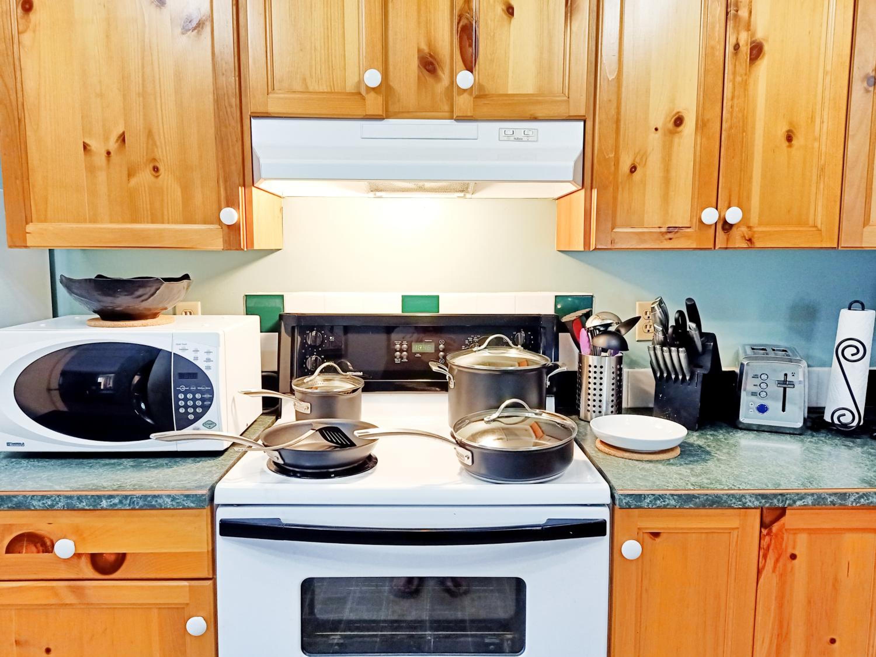 Golden Vacations - 2mins to Town, AC  Sauna, Self Check-in, Full Kitchen, Free Laundry  Parking, Family Pet Friendly, Comfortably Sleeps Up To 10 - Property Image 33