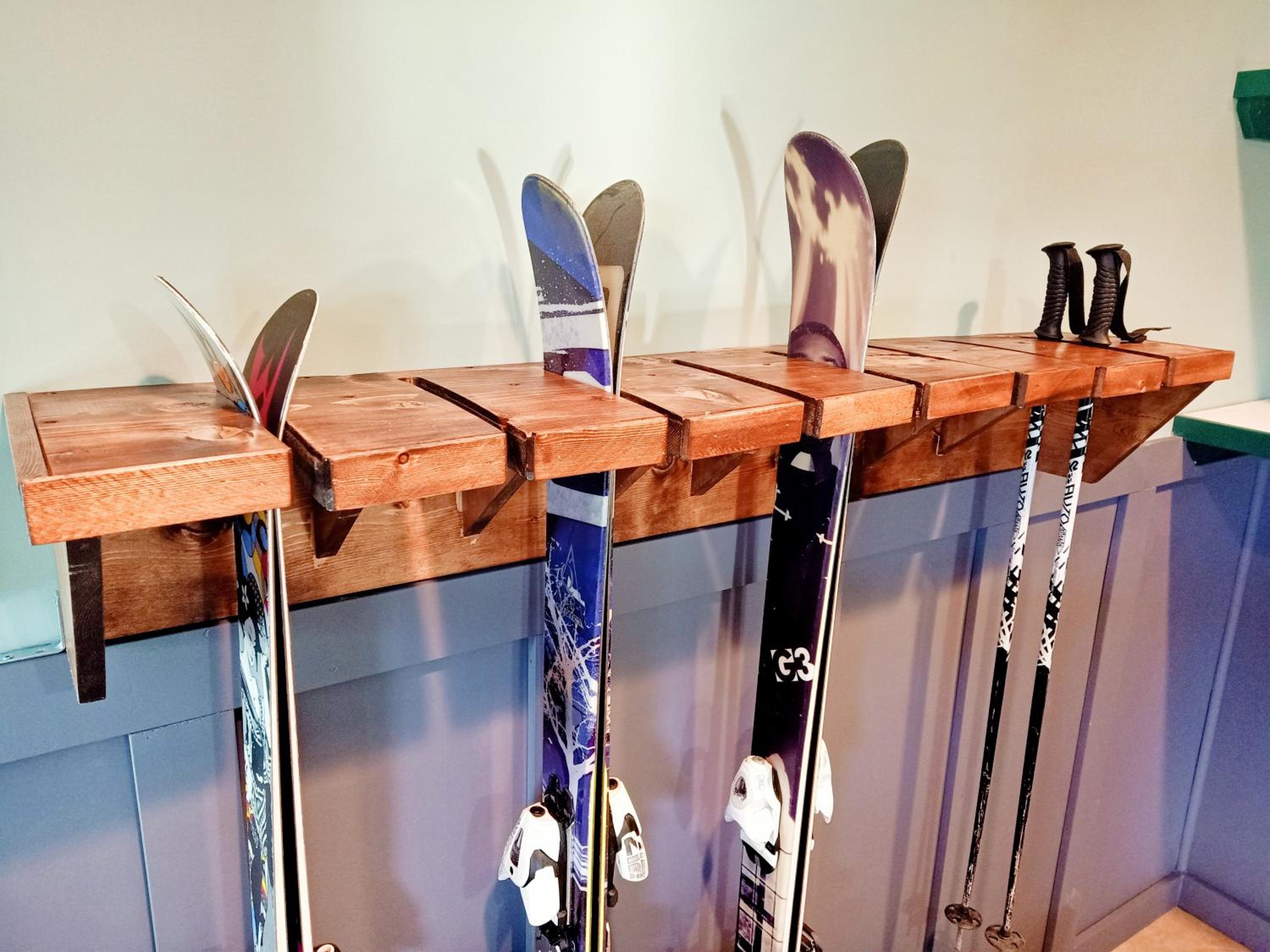 Golden Vacations - 2mins to Town, AC  Sauna, Self Check-in, Full Kitchen, Free Laundry  Parking, Family Pet Friendly, Comfortably Sleeps Up To 10 - Property Image 35