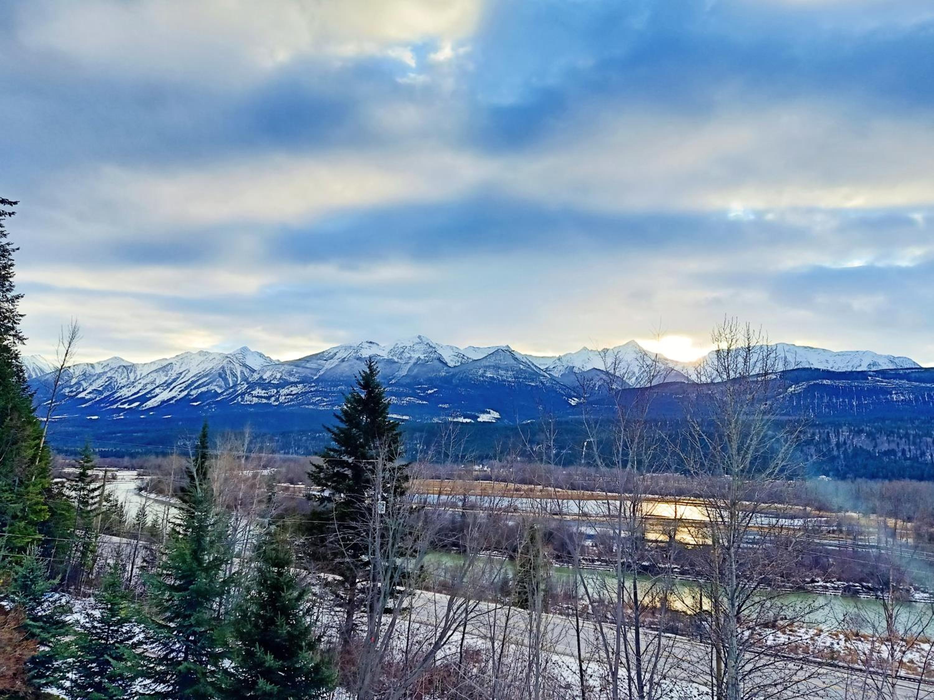 Golden Vacations - 2mins to Town, AC  Sauna, Self Check-in, Full Kitchen, Free Laundry  Parking, Family Pet Friendly, Comfortably Sleeps Up To 10 - Property Image 27