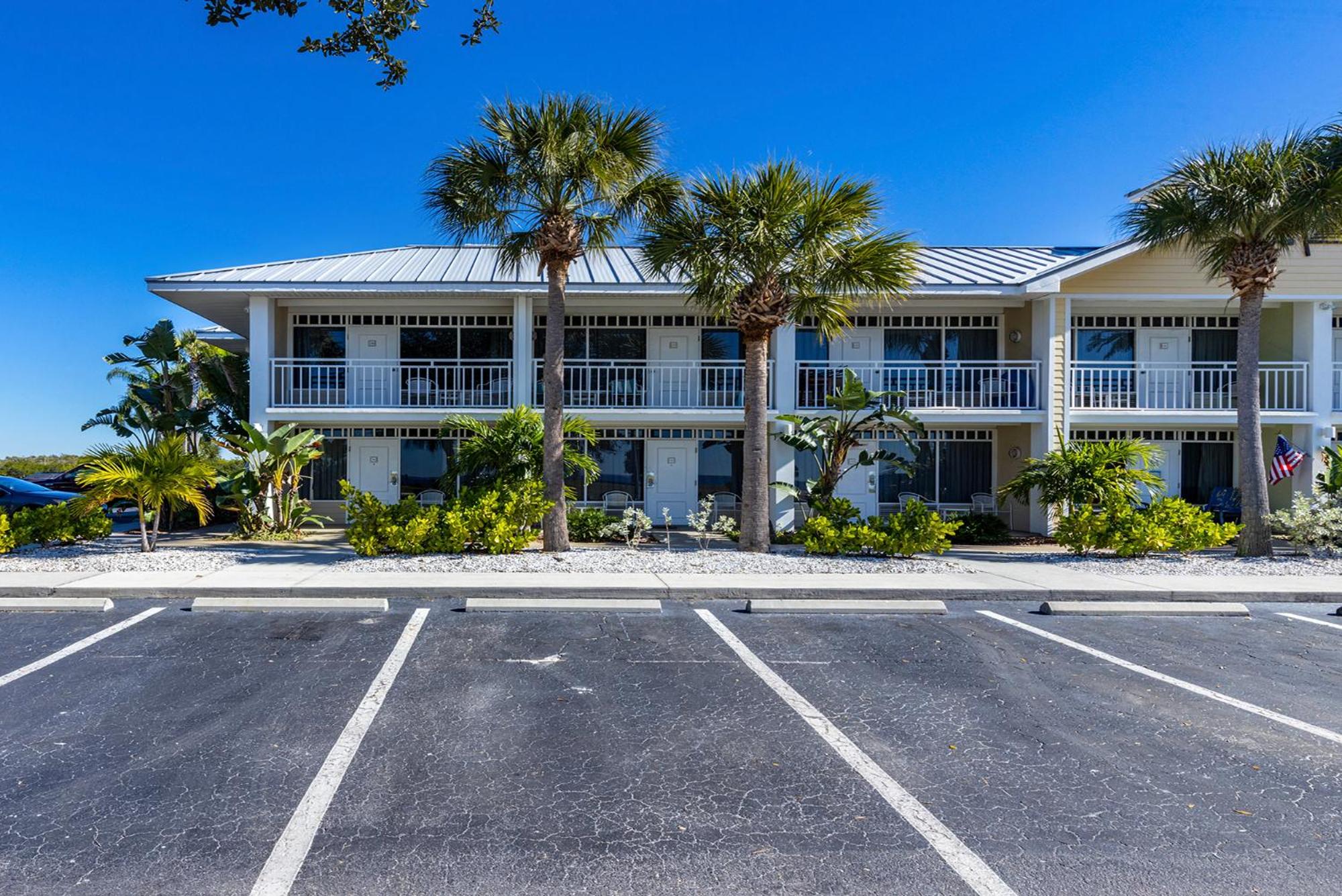 Hotel Come Stay Where The Dolphins Play!